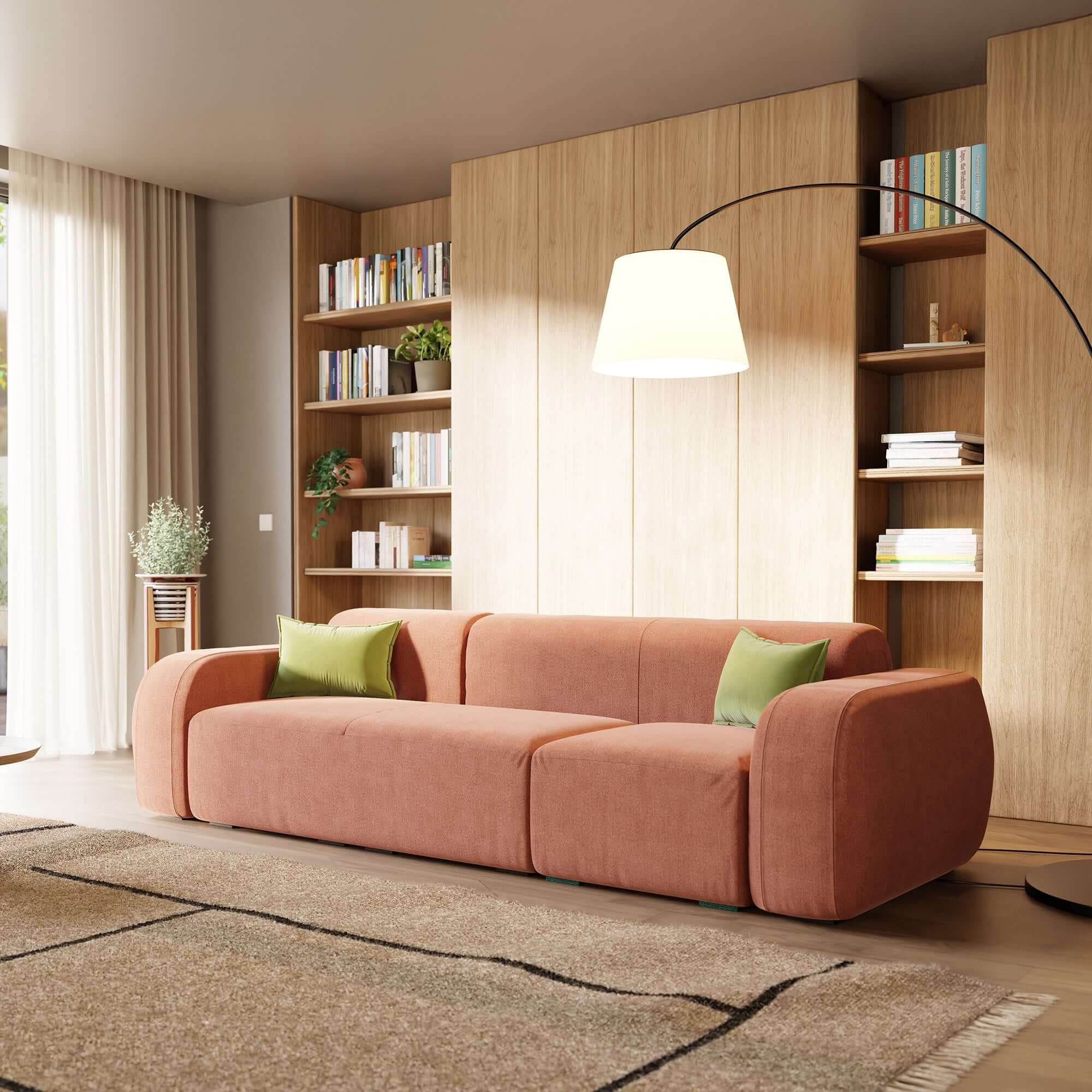 Un soggiorno moderno con il BonBon Divano componibile - Composizione Spaccamattone in tessuto smacchiabile T23 pesca di Divani.Store, due cuscini verdi, un tappeto beige, librerie in legno con piante, tende velate e una lampada da terra bianca alta.