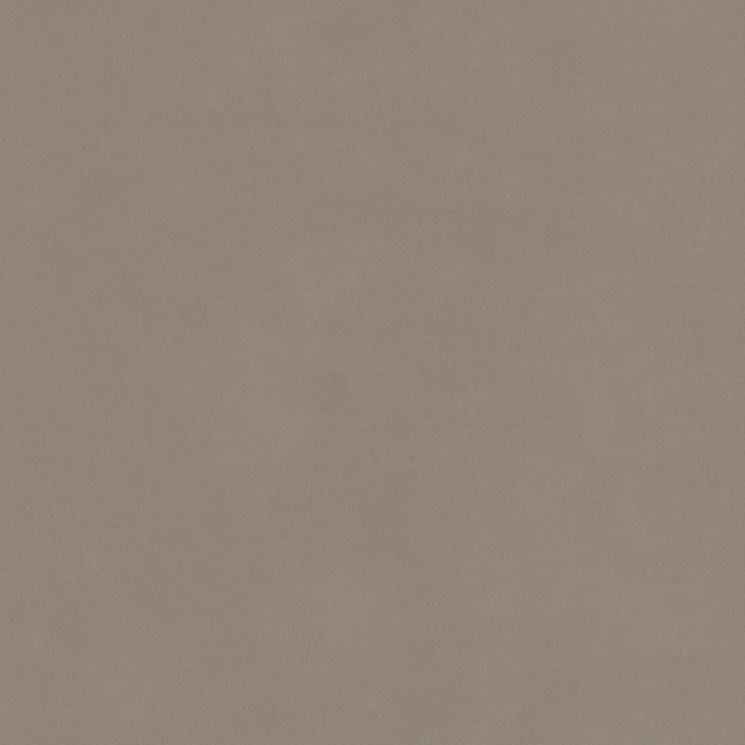 Un primo piano della microfibra tortora T11 del divano Raffaello con sedute allungabili e poggiatesta reclinabili di Divani.Store mostra una superficie liscia e leggermente screziata di colore tortora, che evoca un rivestimento di alta qualità senza motivi distinti.