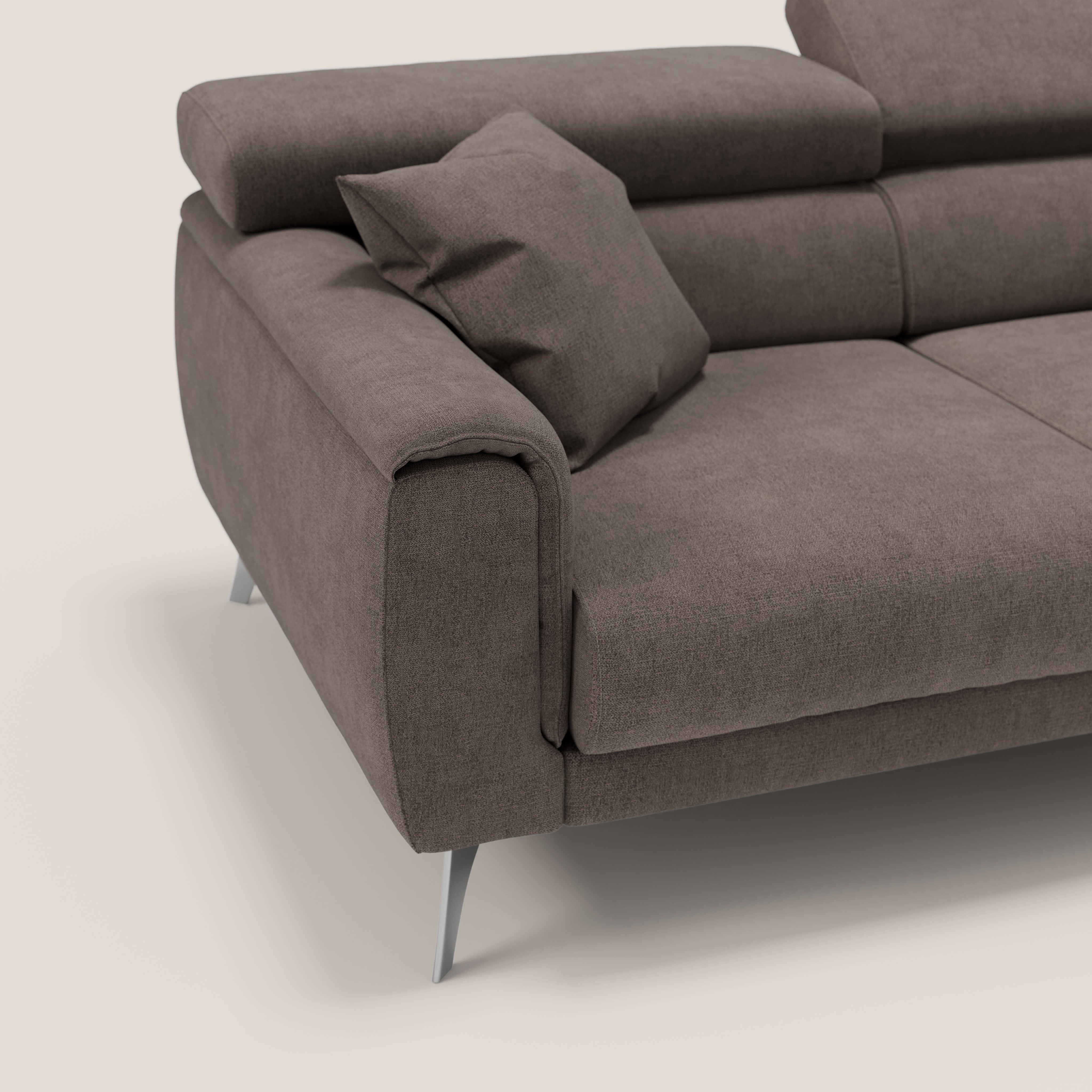 Caravaggio Divano angolare con sedute scorrevoli in tessuto morbido impermeabile T02 marrone - divani.store