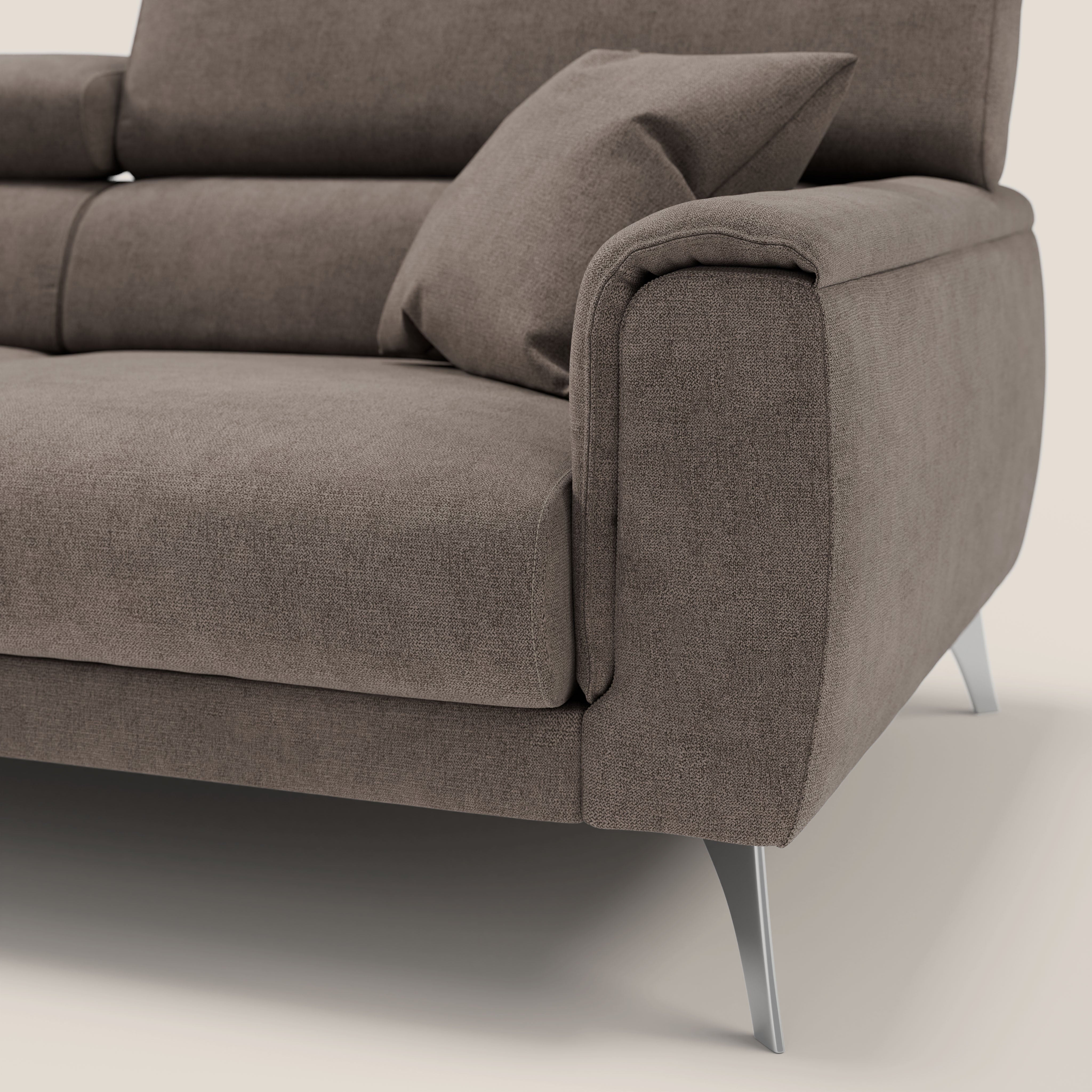 Caravaggio divano con sedute allungabili e poggiatesta reclinabili in tessuto impermeabile T02 marrone - divani.store