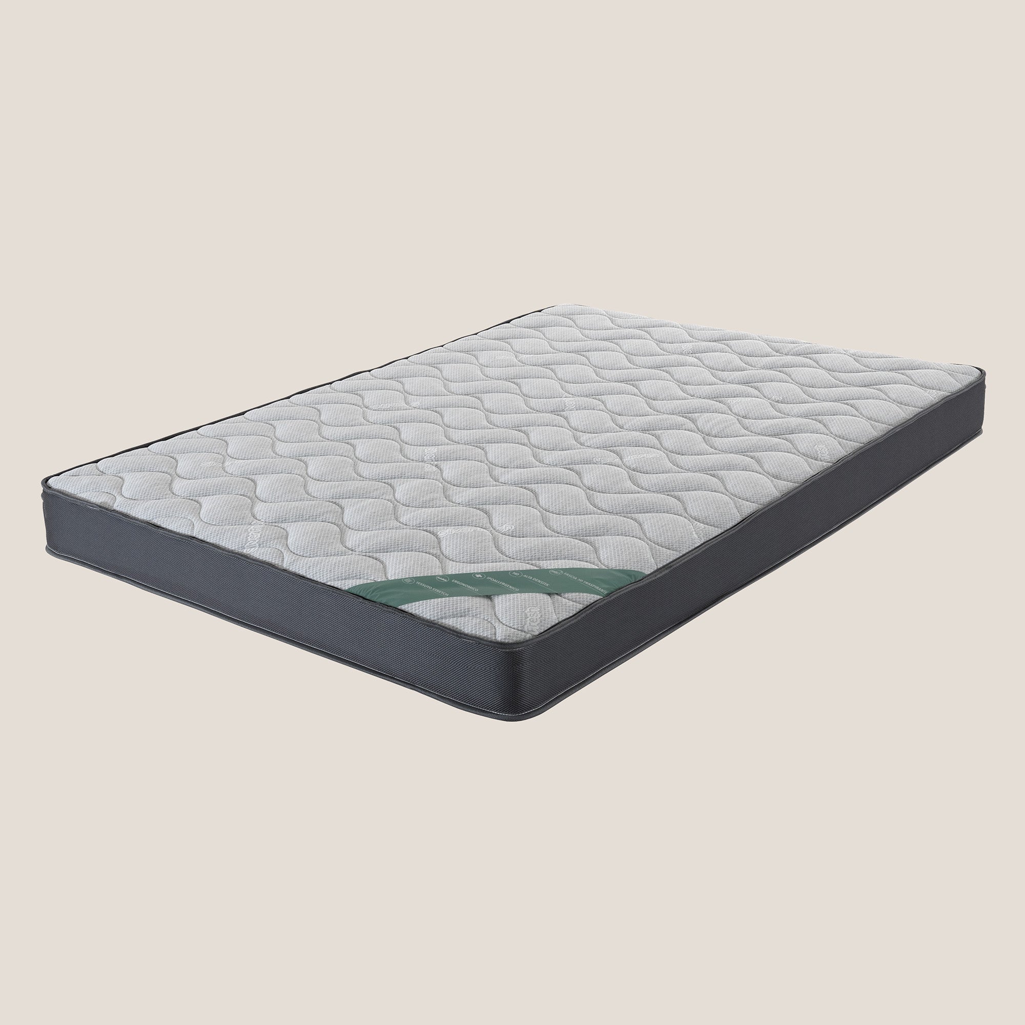 Il materasso Comfort+ H16 cm per Doghe di Divani.Store è un materasso rettangolare queen size di colore bianco con lati grigi, bordi neri e accento diagonale verde. Realizzato in poliuretano espanso anallergico ad alta densità, è presentato su uno sfondo beige chiaro.