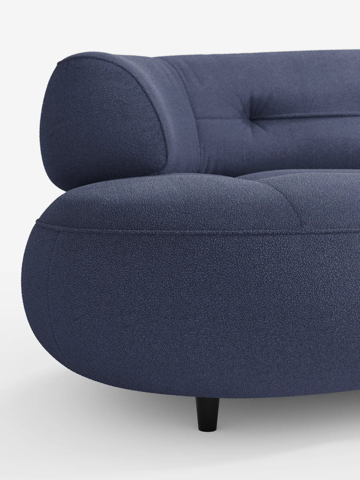 Un primo piano del divano Curvo a fagiolo a 3 posti “Croissant” con schienali traslanti, rivestito in morbido tessuto effetto cotone lavabile T33: un divano curvo a tre posti blu navy con finitura testurizzata, bordi arrotondati e gambe affusolate scure.