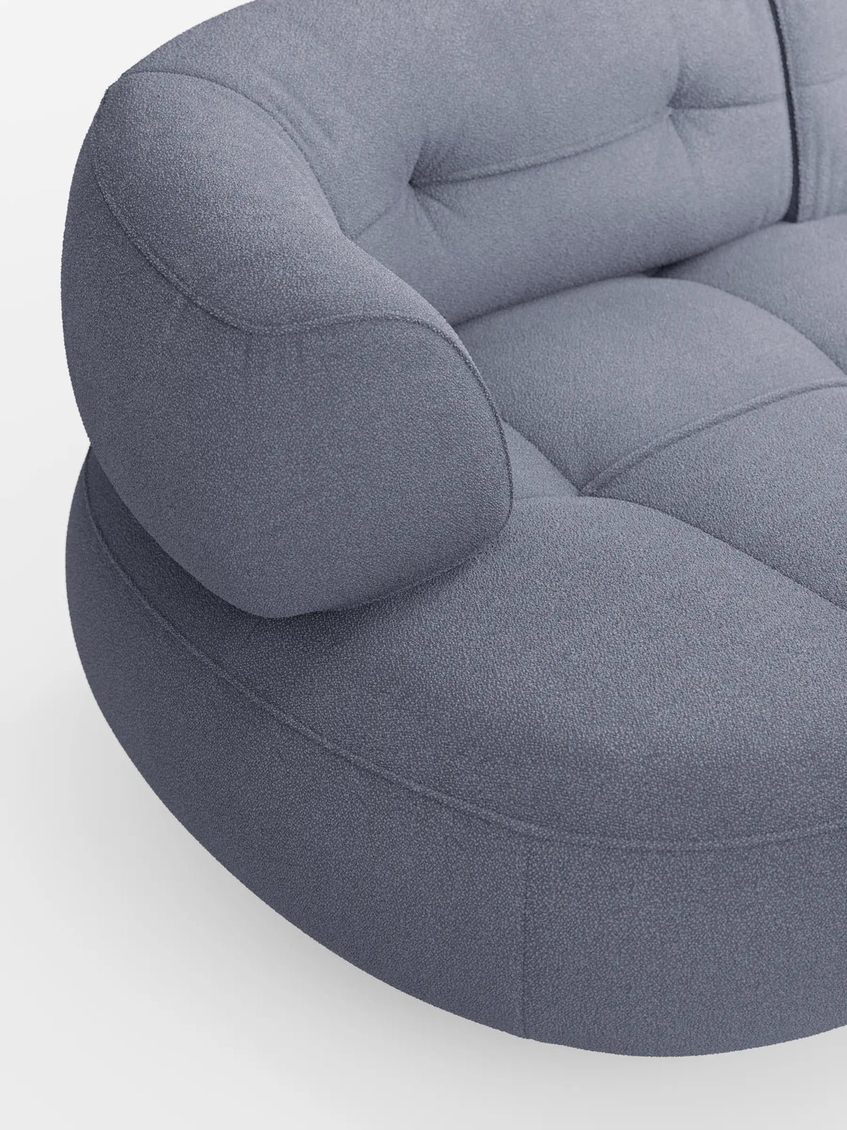 Un divano Curvato a forma di fagiolo a 3 posti con schienali scorrevoli, rivestito in morbido tessuto effetto cotone smacchiabile T33, con struttura a forma di fagiolo, grigia chiara, con finitura testurizzata e bottoni, su uno sfondo bianco a tinta unita.