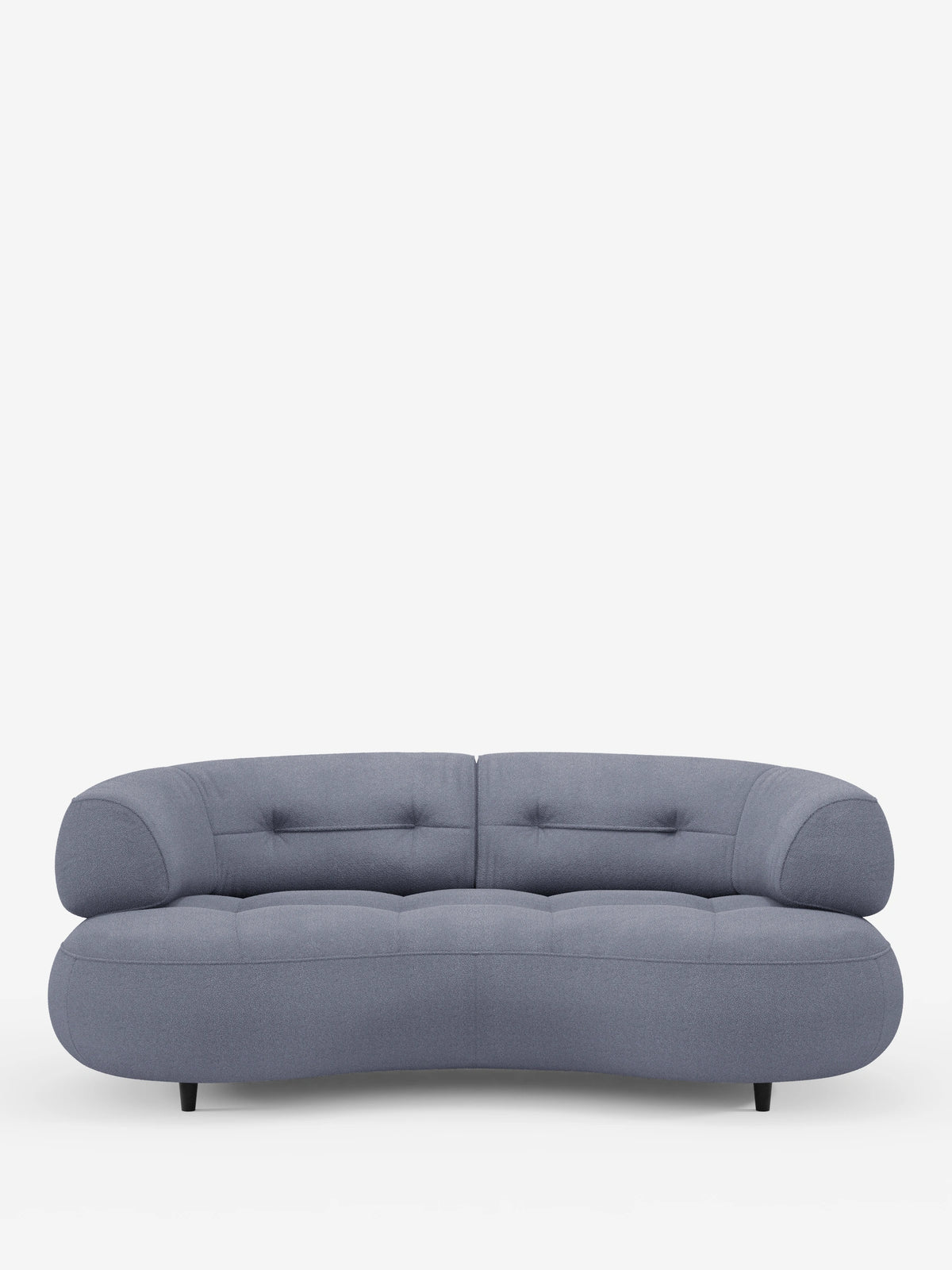 Il divano Curvato a fagiolo a 3 posti con schienali traslanti in morbido tessuto effetto cotone smacchiabile T33 è un divano curvo di colore grigio chiaro, dalla trama morbida, con un design arrotondato a forma di fagiolo, schienali trapuntati e piedini corti di colore scuro.