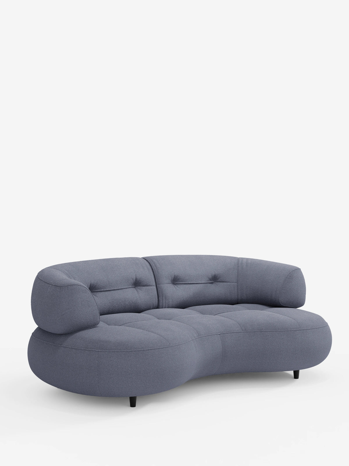 Il divano Curvato a fagiolo a 3 posti con schienali traslanti in morbido tessuto effetto cotone smacchiabile T33 è un divano a forma di fagiolo, a tre posti, rivestito in tessuto blu ardesia con bordi arrotondati, cuscini trapuntati e gambe cilindriche scure.