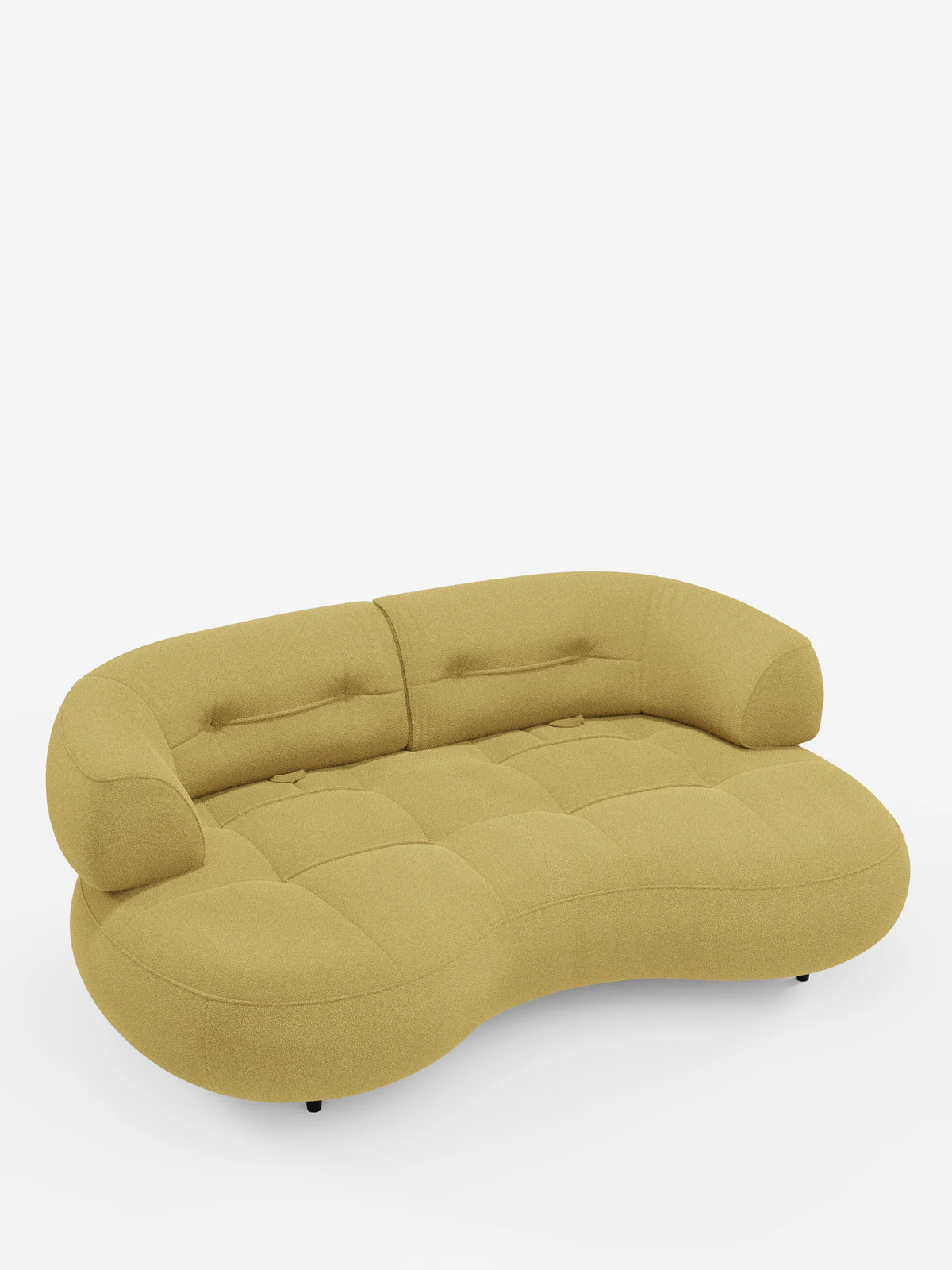 Un divano curvo a fagiolo a 3 posti “Croissant”, color giallo senape, con schienali traslanti, rivestito in morbido tessuto effetto cotone smacchiabile T33, caratterizzato da un design a forma di fagiolo, seduta trapuntata e due schienali con rientranze orizzontali.