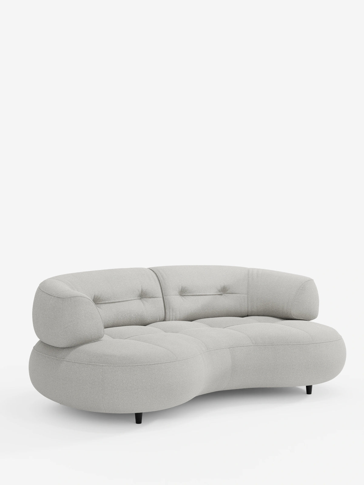 Un divano Curvo a fagiolo 3 posti Croissant di colore grigio chiaro, con schienali traslanti, rivestito in morbido tessuto effetto cotone smacchiabile T33, caratterizzato da un design curvo a forma di fagiolo con seduta trapuntata, bordi arrotondati e piccole gambe scure su sfondo bianco.