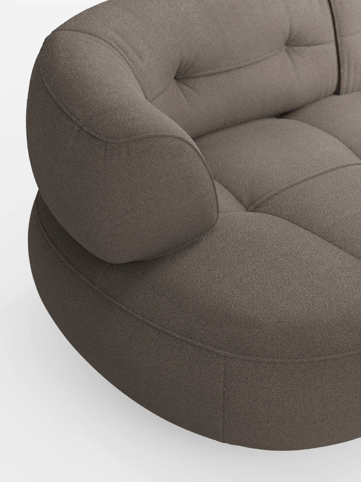 Un divano contemporaneo dalla linea sinuosa, il “Croissant”, a forma di fagiolo, a 3 posti, con schienali scorrevoli, rivestito in morbido tessuto effetto cotone smacchiabile T33 color taupe, caratterizzato da morbidi braccioli arrotondati e dettagli trapuntati su sfondo bianco.