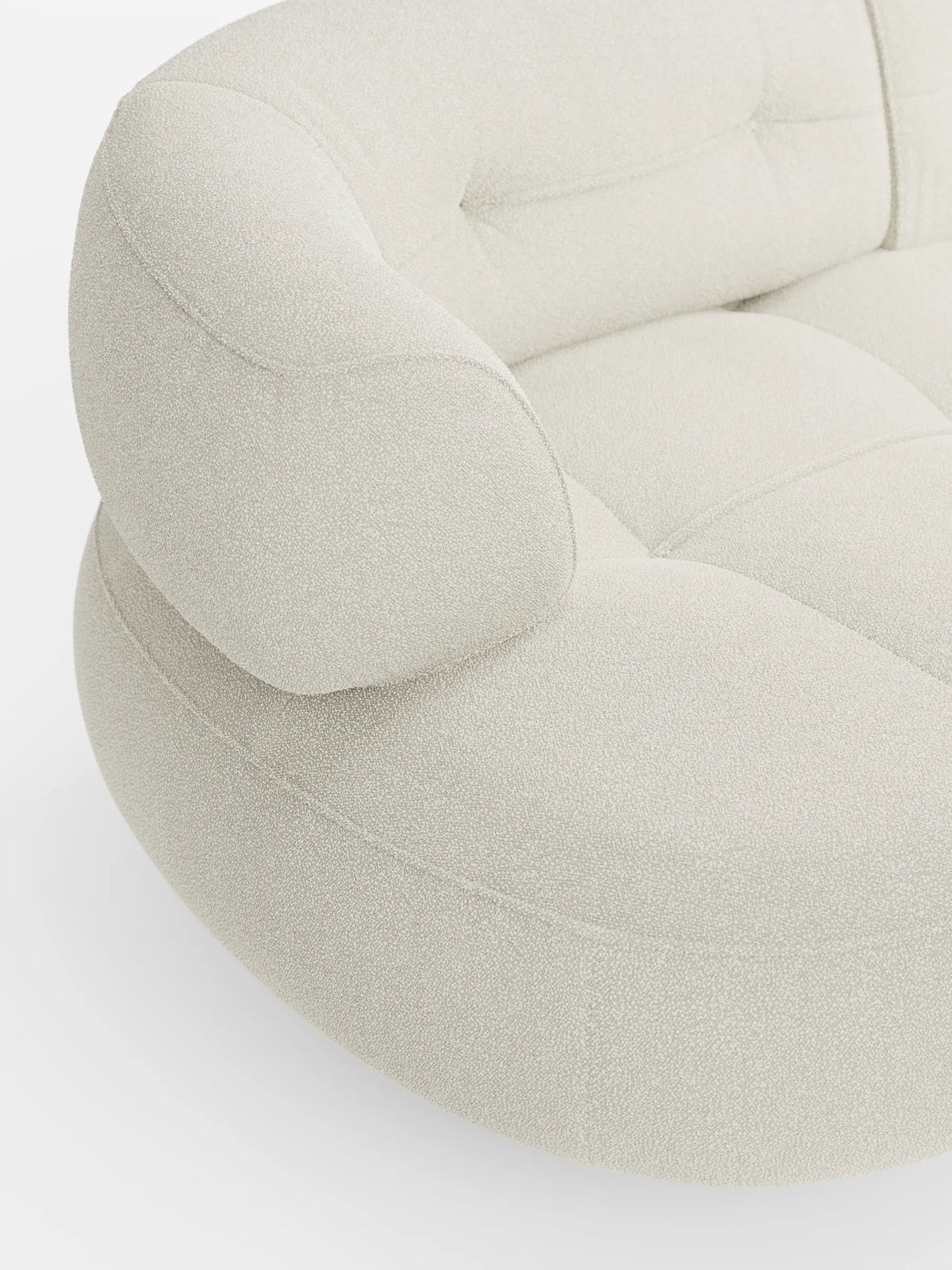 Divano Curvato a Fagiolo “Croissant” a 3 posti con schienali scorrevoli, rivestito in morbido tessuto effetto cotone lavabile T33, caratterizzato da un design curvo a forma di fagiolo, tessuto beige chiaro con trama a trama, bordi arrotondati e uno schienale morbido e trapuntato.