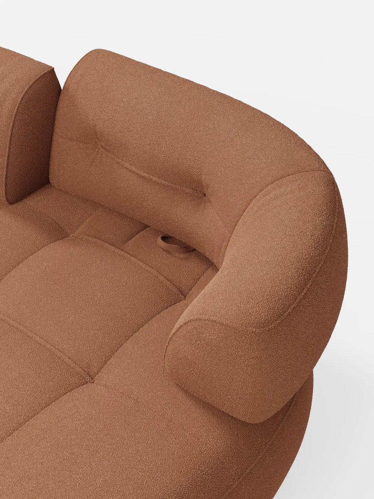 Il divano Curvato a fagiolo a 3 posti con schienali traslanti in morbido tessuto effetto cotone smacchiabile T33 è un divano curvo color terracotta con seduta trapuntata, braccioli arrotondati, cucitura orizzontale sullo schienale e passante per il trascinamento.
