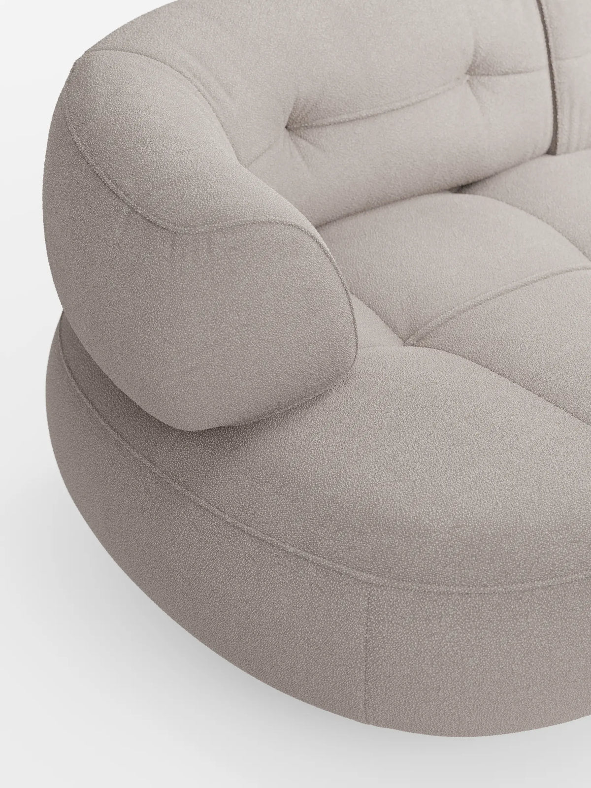 Il divano Curvato a fagiolo a 3 posti con schienali traslanti in morbido tessuto effetto cotone smacchiabile T33 è un divano curvo a forma di fagiolo, rivestito in tessuto testurizzato beige chiaro con braccioli arrotondati e cuscini trapuntati su fondo bianco.