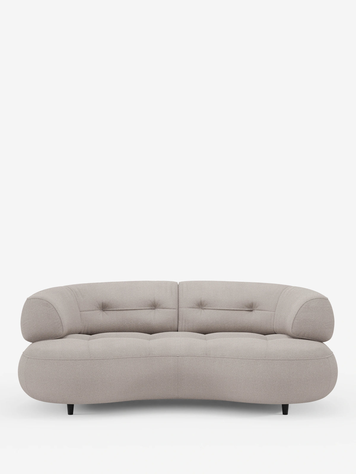 Un divano curvo a fagiolo Croissant beige a 3 posti con schienali traslanti, rivestito in morbido tessuto effetto cotone smacchiabile T33, caratterizzato da una silhouette a forma di fagiolo, cuscini dello schienale trapuntati con bottoni e gambe corte nere su sfondo bianco.