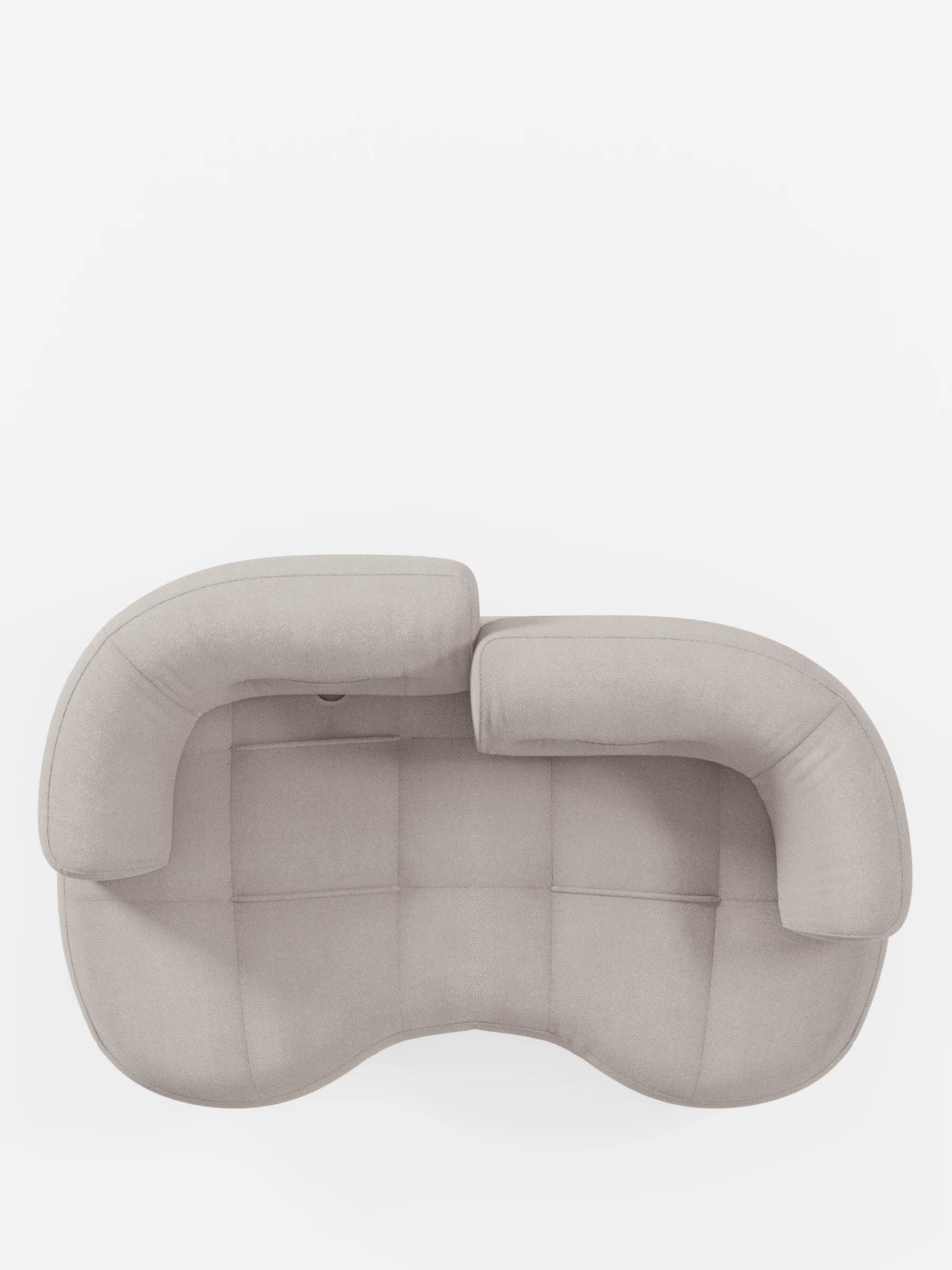 Vista dall'alto del divano curvo a fagiolo “Croissant” a 3 posti con schienali regolabili, rivestito in morbido tessuto effetto cotone lavabile T33 color beige, caratterizzato da due schienali regolabili, rivestimento testurizzato e dettagli della seduta con cuciture a quadrati.