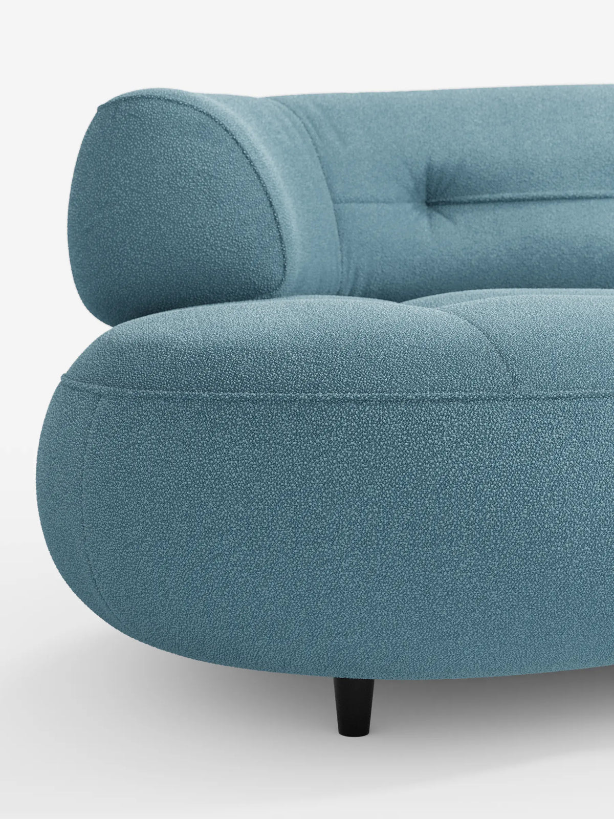 Croissant, divano curvo a forma di fagiolo a 3 posti con schienali scorrevoli, rivestito in morbido tessuto effetto cotone lavabile T33: un divano curvo, color blu polveroso, a forma di fagiolo, con schienale trapuntato e gambe cilindriche basse di colore nero su sfondo bianco.