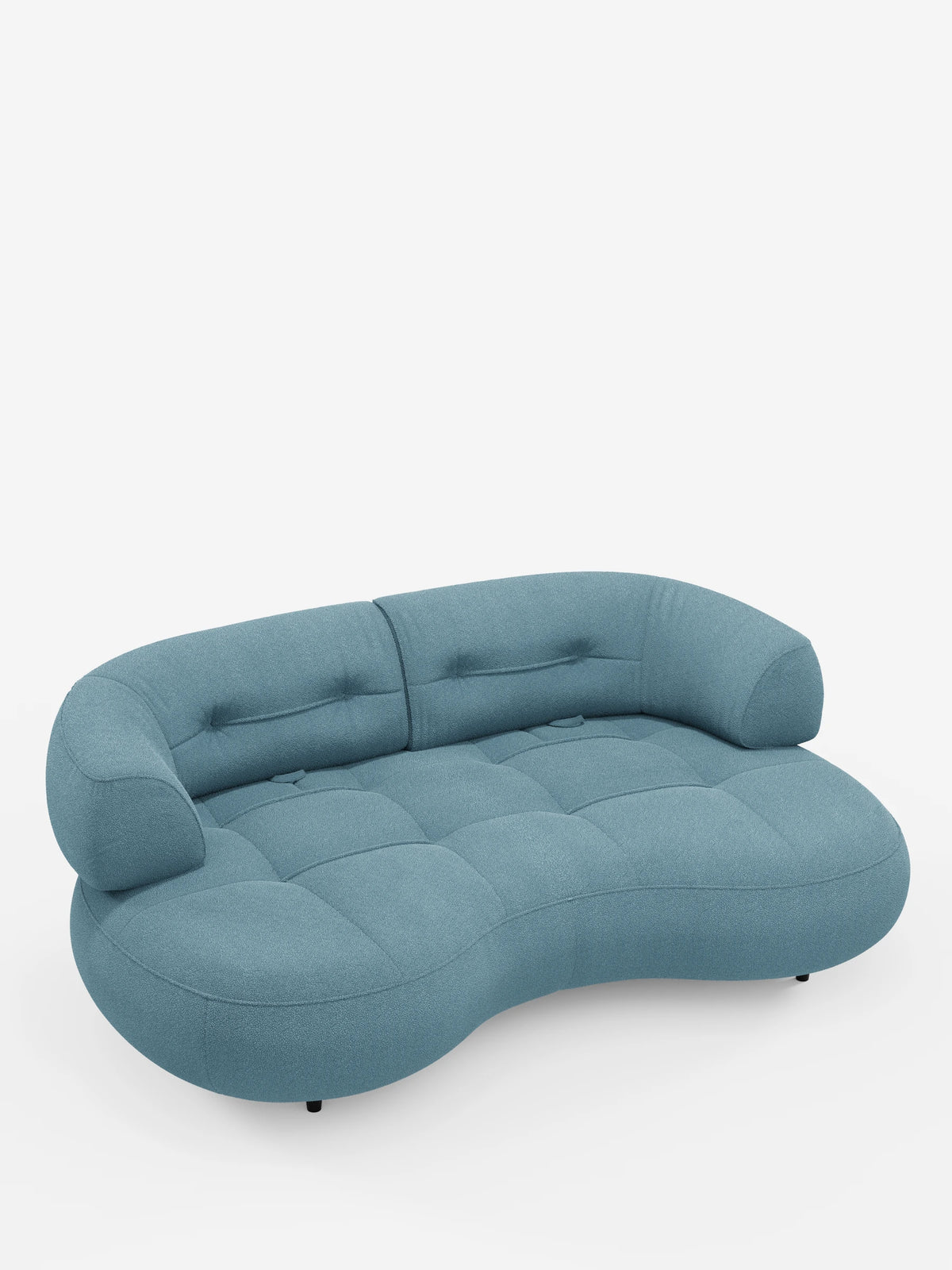 Croissant, divano curvo a fagiolo a tre posti con schienali regolabili, rivestito in morbido tessuto effetto cotone lavabile T33: un divano curvo a tre posti di colore azzurro chiaro, con texture, seduta trapuntata e due cuscini dello schienale regolabili su fondo bianco.