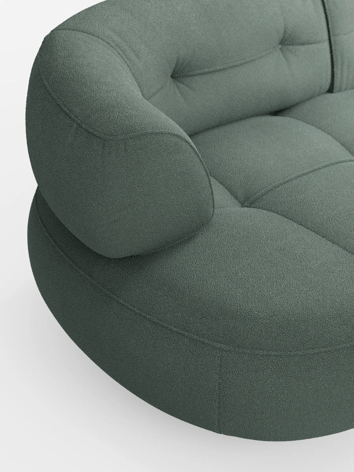 Croissant, divano curvo a forma di fagiolo a 3 posti con schienali scorrevoli in morbido tessuto effetto cotone lavabile T33: un divano a 3 posti verde ardesia, a forma di fagiolo, con dettagli trapuntati, braccioli arrotondati e una silhouette curva su fondo bianco.