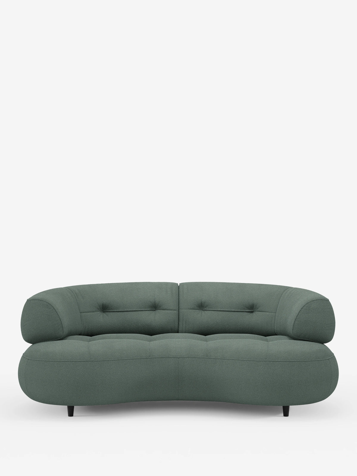 Un divano curvo a fagiolo Croissant color verde salvia a 3 posti con schienali traslanti, rivestito in morbido tessuto effetto cotone smacchiabile T33, caratterizzato da una silhouette a fagiolo dal profilo basso con cuscini trapuntati e gambe corte e scure su sfondo bianco.