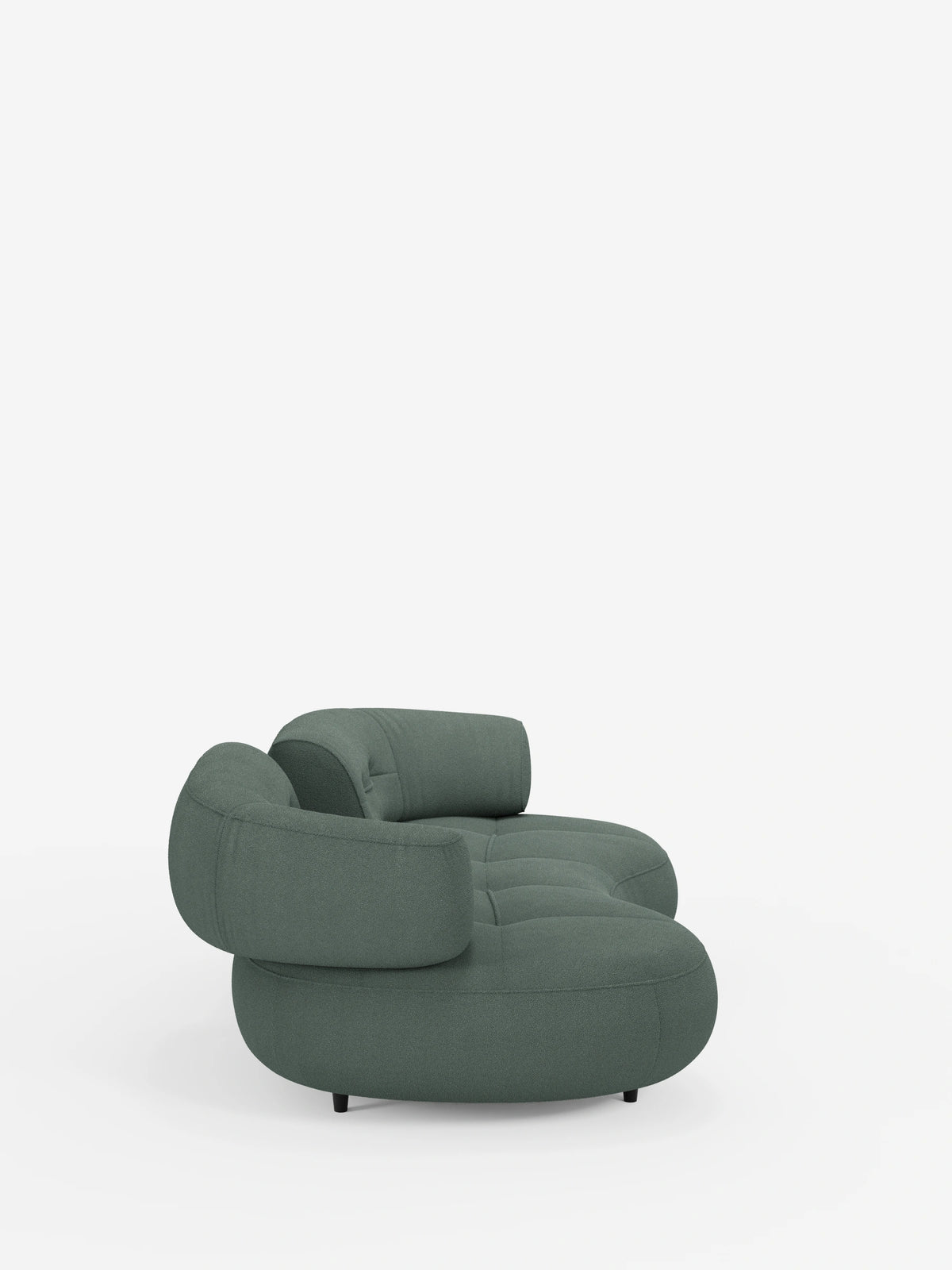 Croissant, divano curvo a forma di fagiolo a 3 posti con schienali regolabili, rivestito in morbido tessuto effetto cotone lavabile T33: un divano curvo a tre posti color verde salvia scuro, dalla silhouette a forma di fagiolo, con cuscini profondamente trapuntati e schienali regolabili.