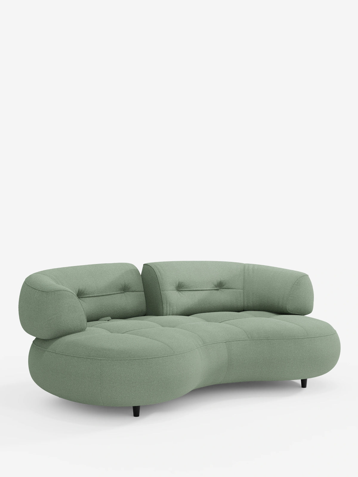 Un divano Curvo a fagiolo a 3 posti Croissant color verde salvia, con schienali traslanti in morbido tessuto effetto cotone smacchiabile T33, caratterizzato da una forma curva a fagiolo, profilo basso, seduta trapuntata e schienali arrotondati su piccole gambe scure.