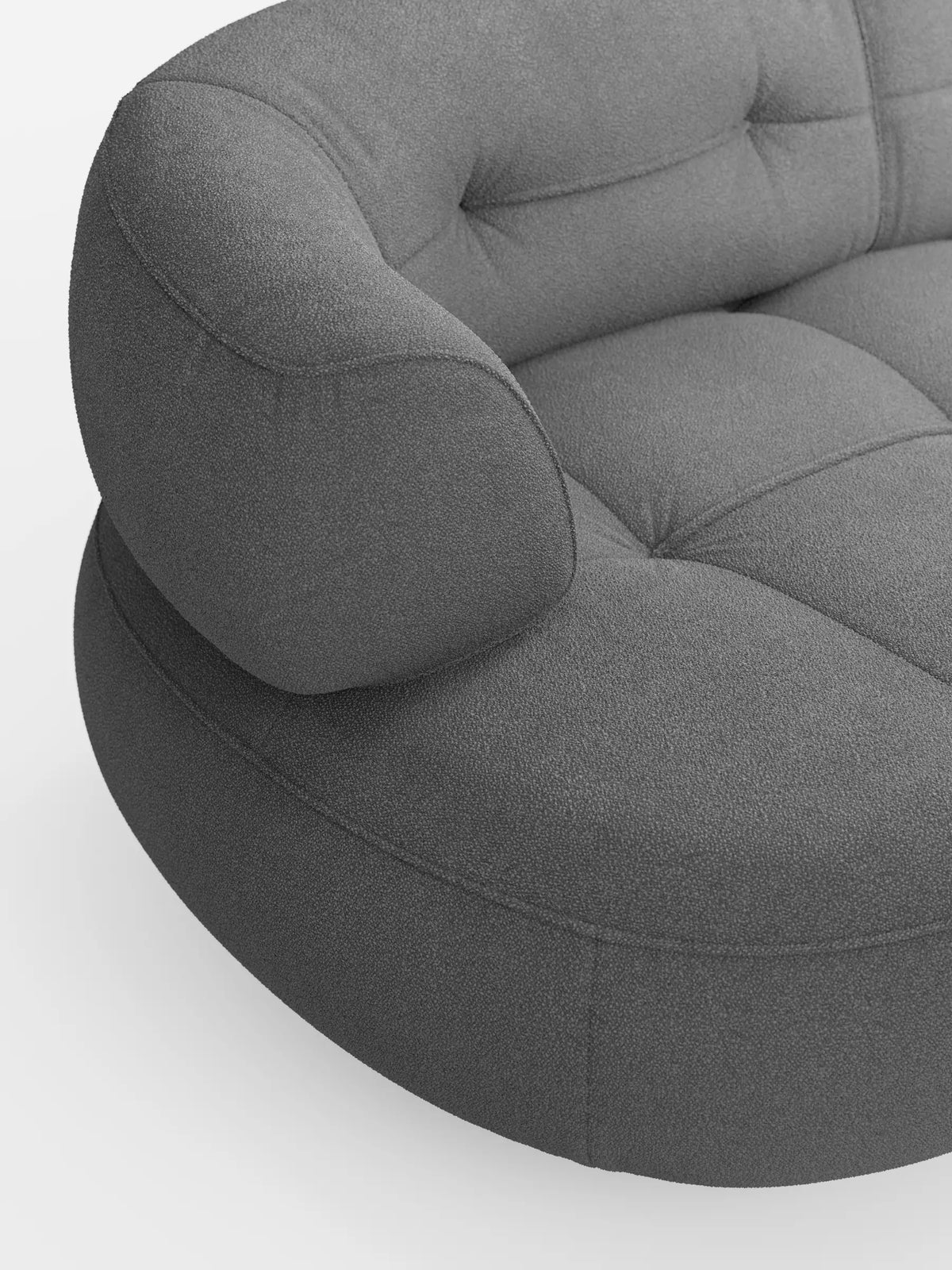 Croissant, divano angolare dal design a forma di fagiolo con schienali scorrevoli in morbido tessuto effetto cotone smacchiabile T33: un divano curvo a forma di fagiolo in tessuto grigio testurizzato, con braccioli arrotondati e seduta trapuntata su sfondo bianco.
