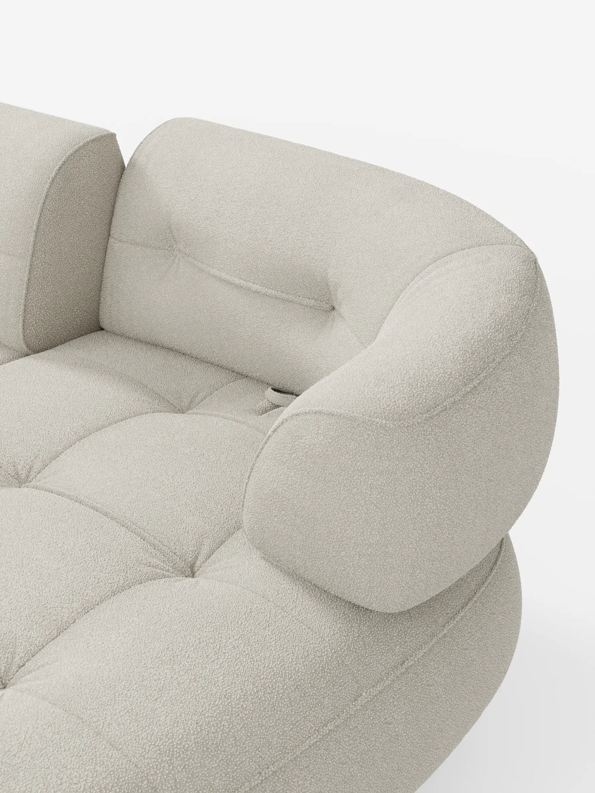Un divano angolare Croissant color beige chiaro, dalla forma arrotondata e dal design a fagiolo, con schienali scorrevoli in morbido tessuto effetto cotone smacchiabile T33, caratterizzato da schienali arrotondati, imbottitura trapuntata e forme morbide e organiche su sfondo bianco.