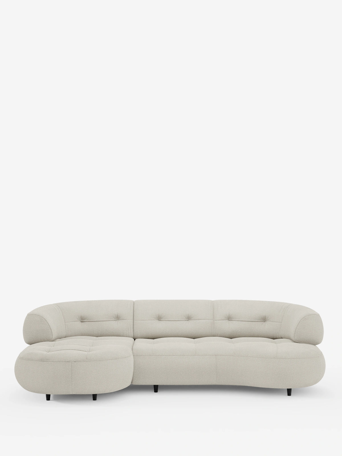 Il divano angolare “Croissant” dal design a fagiolo e schienali traslanti in morbido tessuto effetto cotone smacchiabile T33 è un divano componibile beige a forma di fagiolo con morbido rivestimento trapuntato, chaise longue a sinistra, bordi arrotondati e piedini scuri.