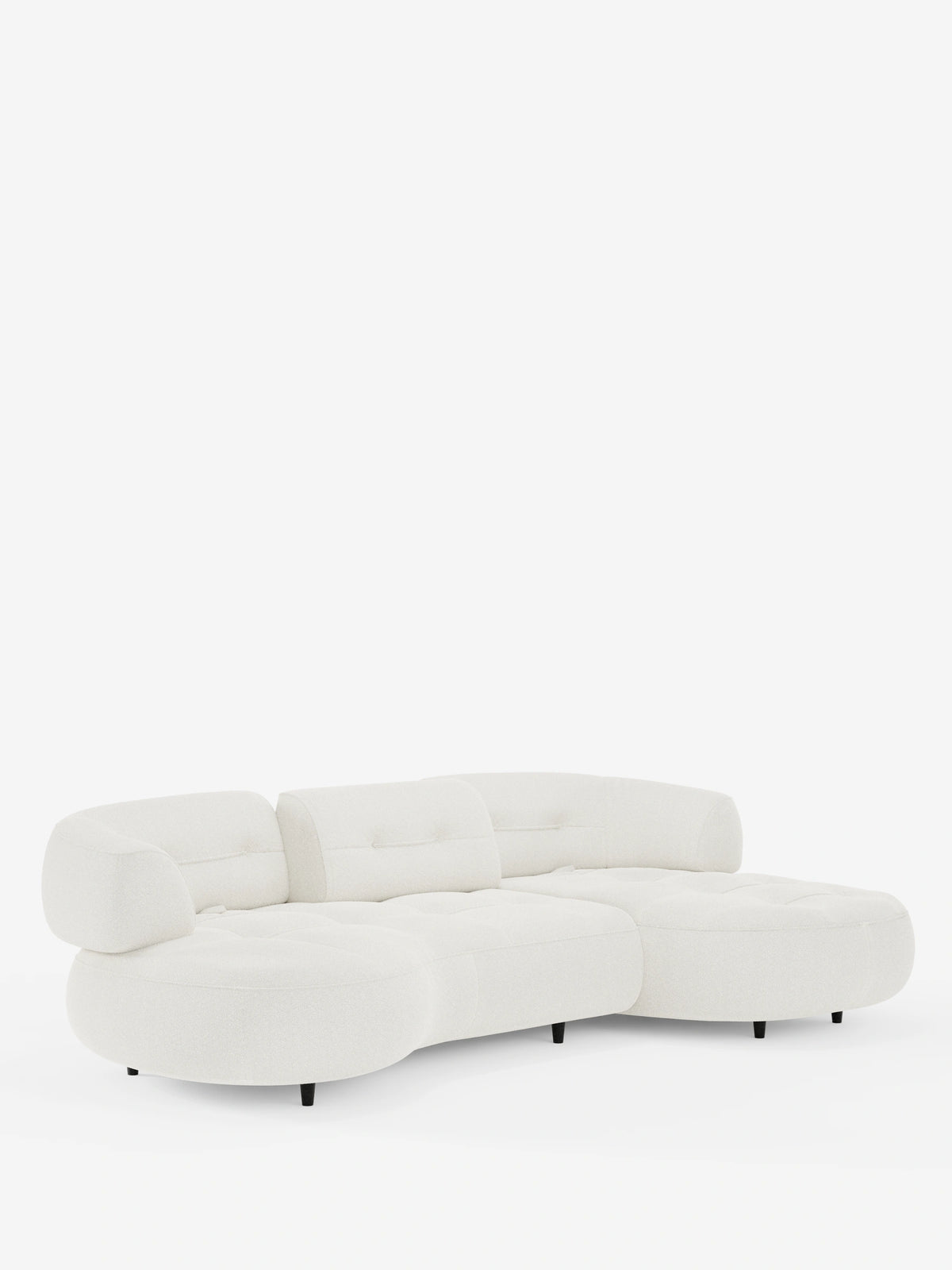 Un divano angolare Croissant dalle linee curve, color bianco sporco, dal design a forma di fagiolo e con schienali scorrevoli in morbido tessuto effetto cotone lavabile T33, caratterizzato da una silhouette arrotondata simile a un fagiolo, da un tessuto testurizzato e da gambe basse e scure su uno sfondo bianco.