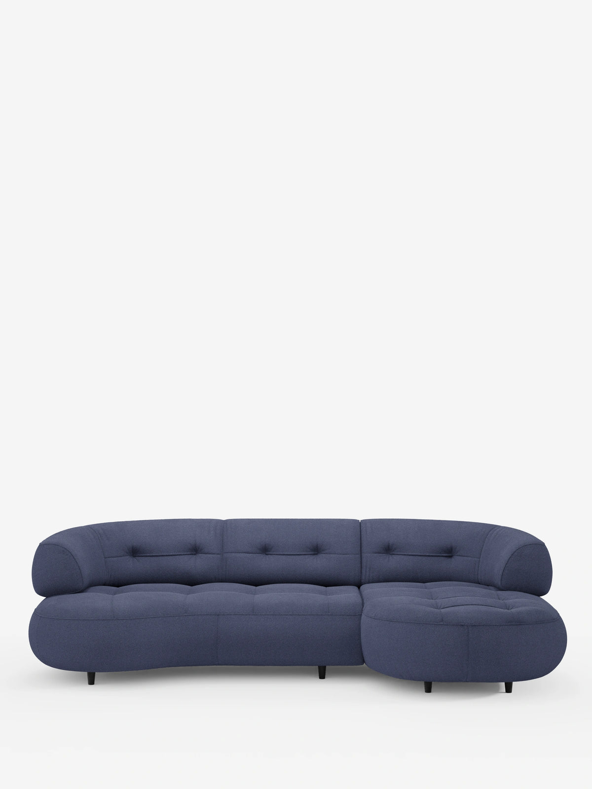 Croissant, divano angolare dal design a forma di fagiolo con schienali scorrevoli in morbido tessuto effetto cotone smacchiabile T33: un divano componibile blu scuro a forma di fagiolo con schienale curvo, braccioli arrotondati, cuscini trapuntati e piccoli piedini scuri.