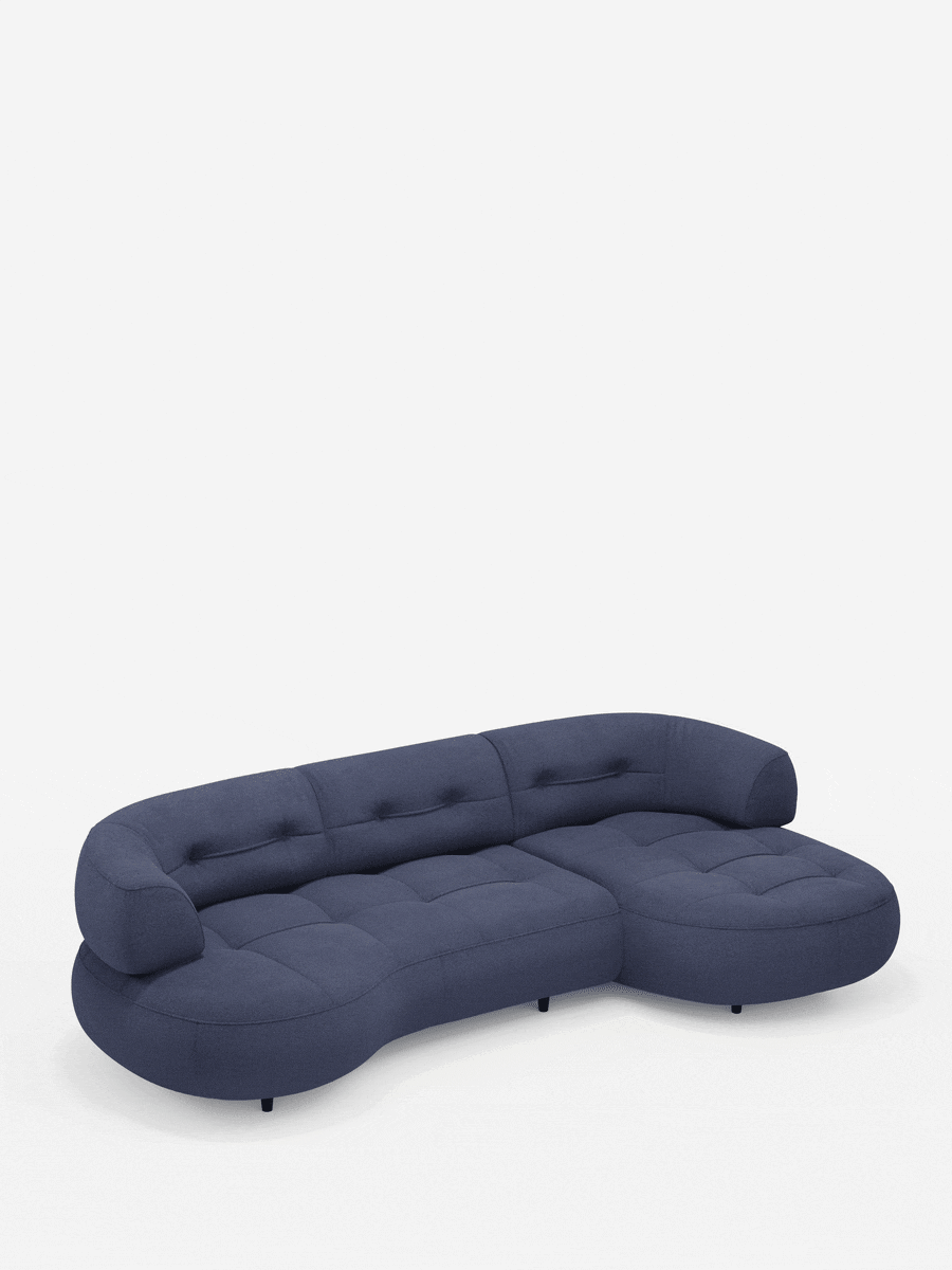 Il divano angolare Croissant, dal design a fagiolo e con schienali traslanti in morbido tessuto effetto cotone smacchiabile T33, è un divano blu scuro a forma di fagiolo con bordi arrotondati, seduta trapuntata, schienale curvo e gambe cilindriche basse e scure.