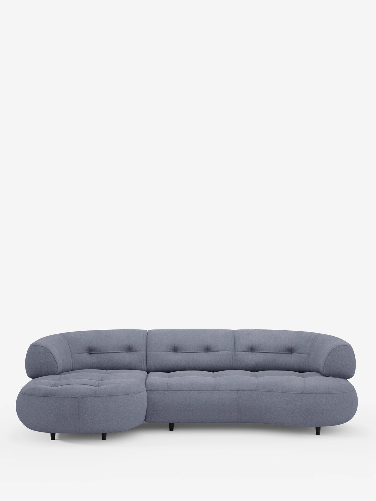 Un divano angolare Croissant dal design a forma di fagiolo con schienali scorrevoli, rivestito in morbido tessuto effetto cotone smacchiabile T33: un divano componibile a forma di fagiolo in tessuto testurizzato grigio chiaro con braccioli arrotondati, cuscini trapuntati e piedini neri bassi.