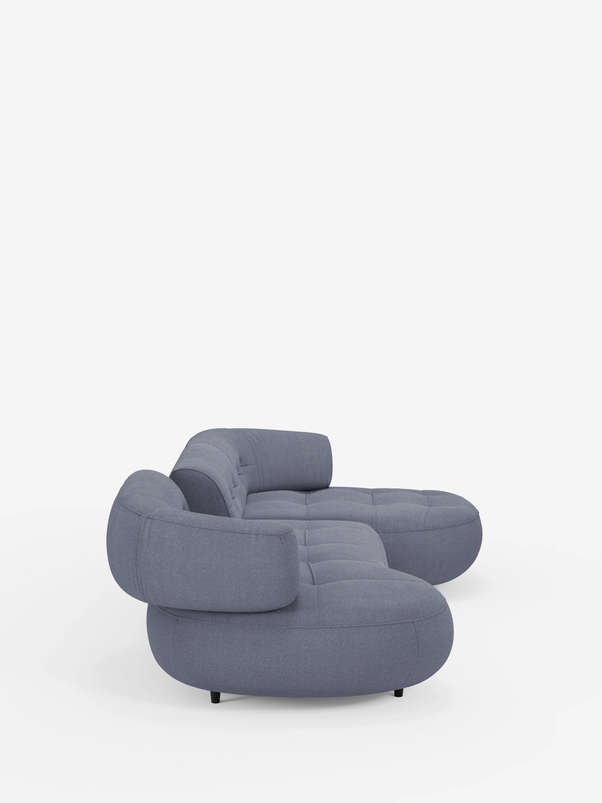 Il divano angolare Croissant, dal design a forma di fagiolo e con schienali traslanti in morbido tessuto effetto cotone smacchiabile T33, è un divano curvo, a forma di fagiolo, in tessuto grigio chiaro con trama in rilievo e profonda trapuntatura a bottoni, dotato di schienali modulari e curvi.