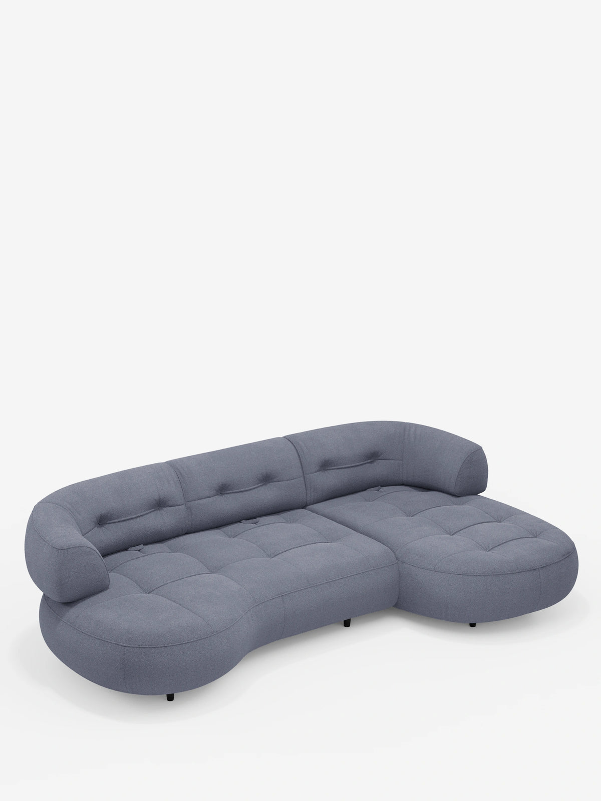 Un divano angolare Croissant grigio, dal design a forma di fagiolo, con schienali scorrevoli in morbido tessuto effetto cotone smacchiabile T33, dotato di seduta imbottita e trapuntata, schienali arrotondati e gambe basse e scure su sfondo bianco.