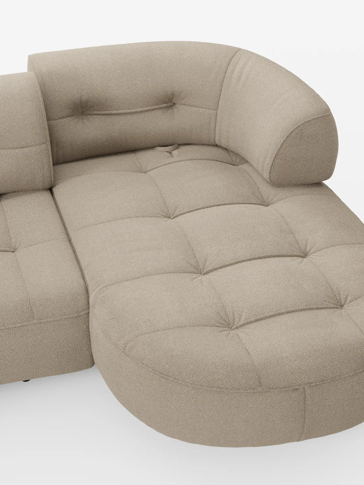 Un divano angolare Croissant color beige dal design a forma di fagiolo, con schienali scorrevoli rivestiti in morbido tessuto effetto cotone lavabile T33, caratterizzato da una forma organica a fagiolo, un tessuto testurizzato e una profonda trapuntatura a bottoni su seduta e schienale.