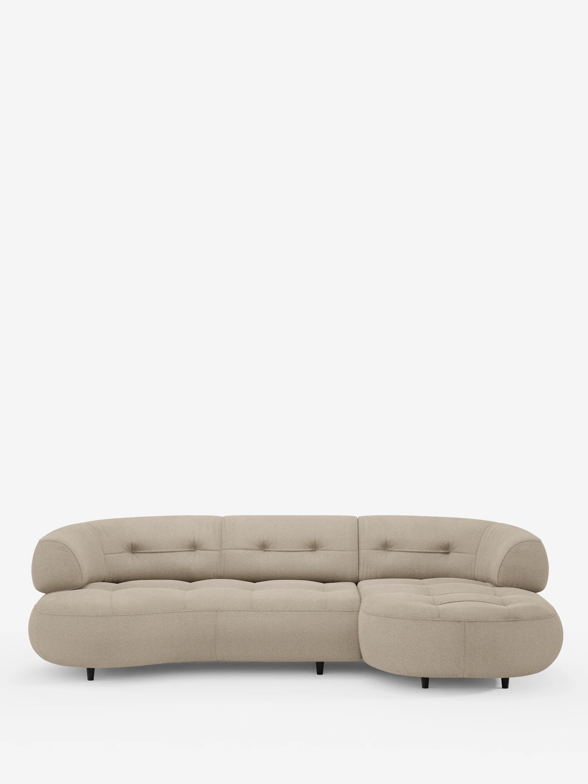Un divano angolare Croissant color beige dal design a fagiolo con schienali scorrevoli, rivestito in morbido tessuto effetto cotone smacchiabile T33, caratterizzato da una forma a fagiolo, una chaise longue arrotondata sul lato destro, cuscini trapuntati con bottoni e piedini cilindrici bassi di colore scuro.