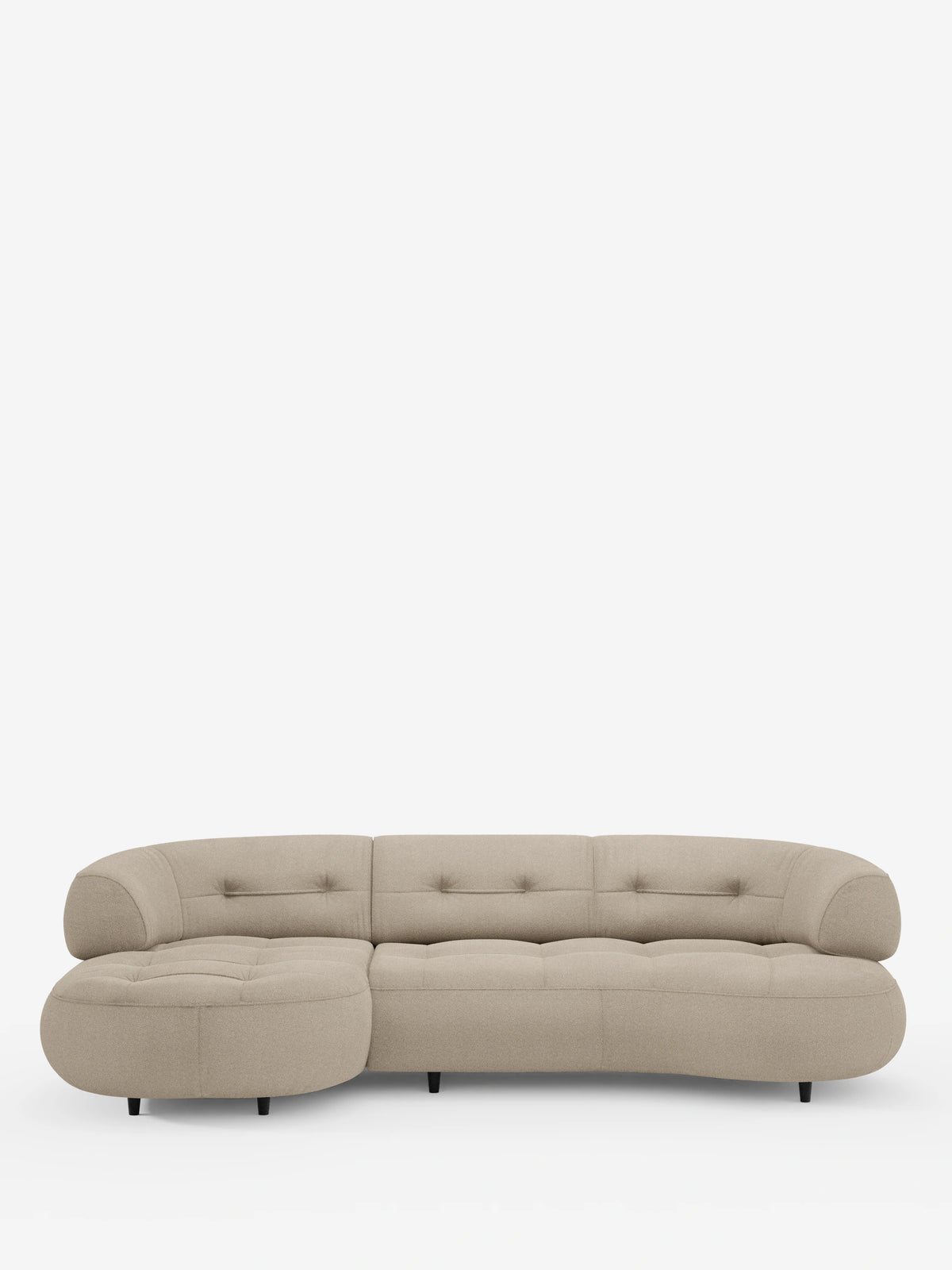 Un divano componibile beige dalla forma arrotondata a fagiolo di Divani.Store, il divano angolare “Croissant” dal design a fagiolo e schienali traslanti in morbido tessuto effetto cotone smacchiabile T33, presenta dettagli trapuntati, braccioli arrotondati e gambe basse nere.