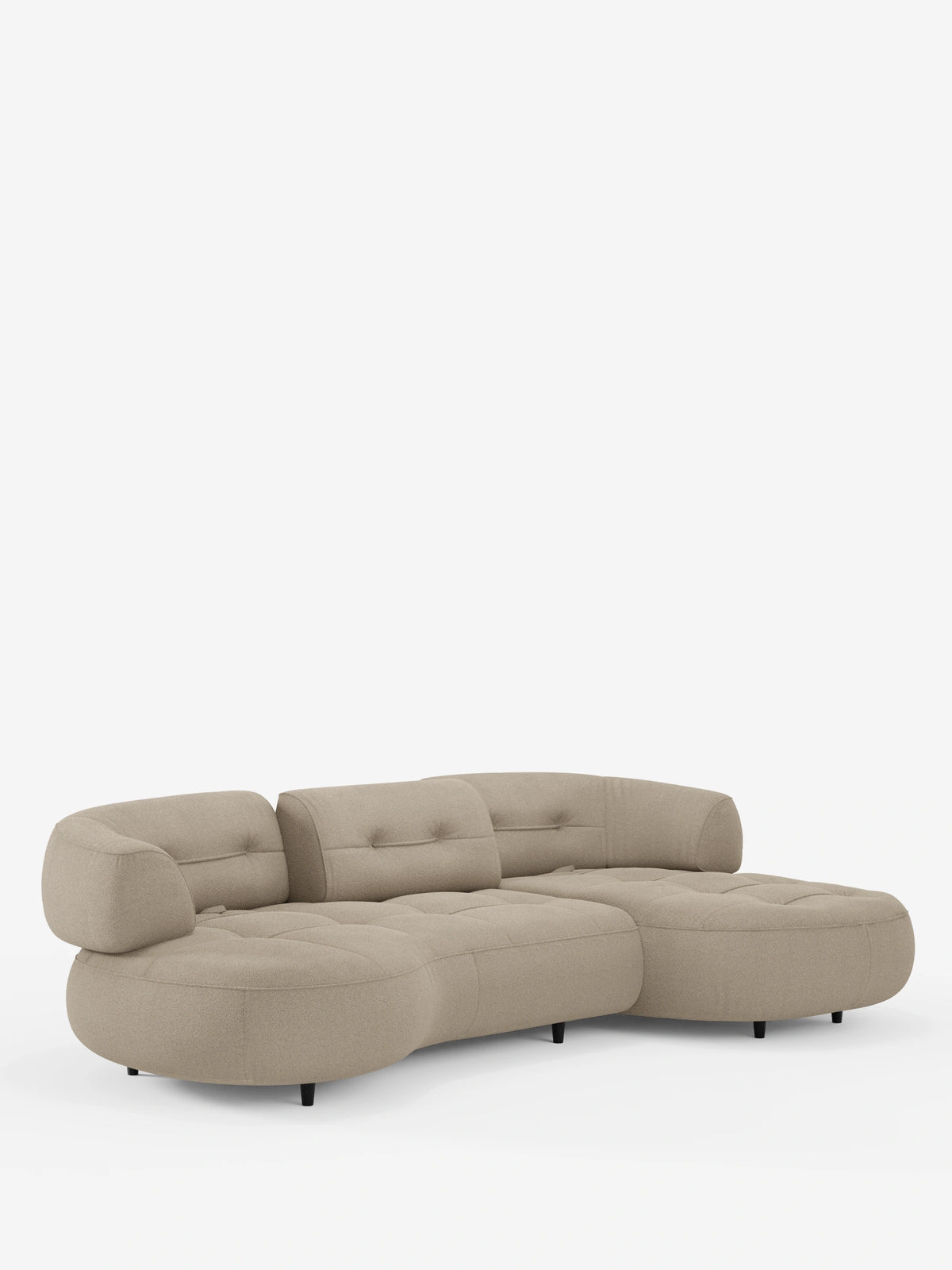 Un divano angolare Croissant color beige dal design a forma di fagiolo e con schienali scorrevoli, rivestito in morbido tessuto effetto cotone smacchiabile T33; un divano componibile a forma di fagiolo con bordi arrotondati, cuscini trapuntati, schienali bassi e gambe affusolate scure.