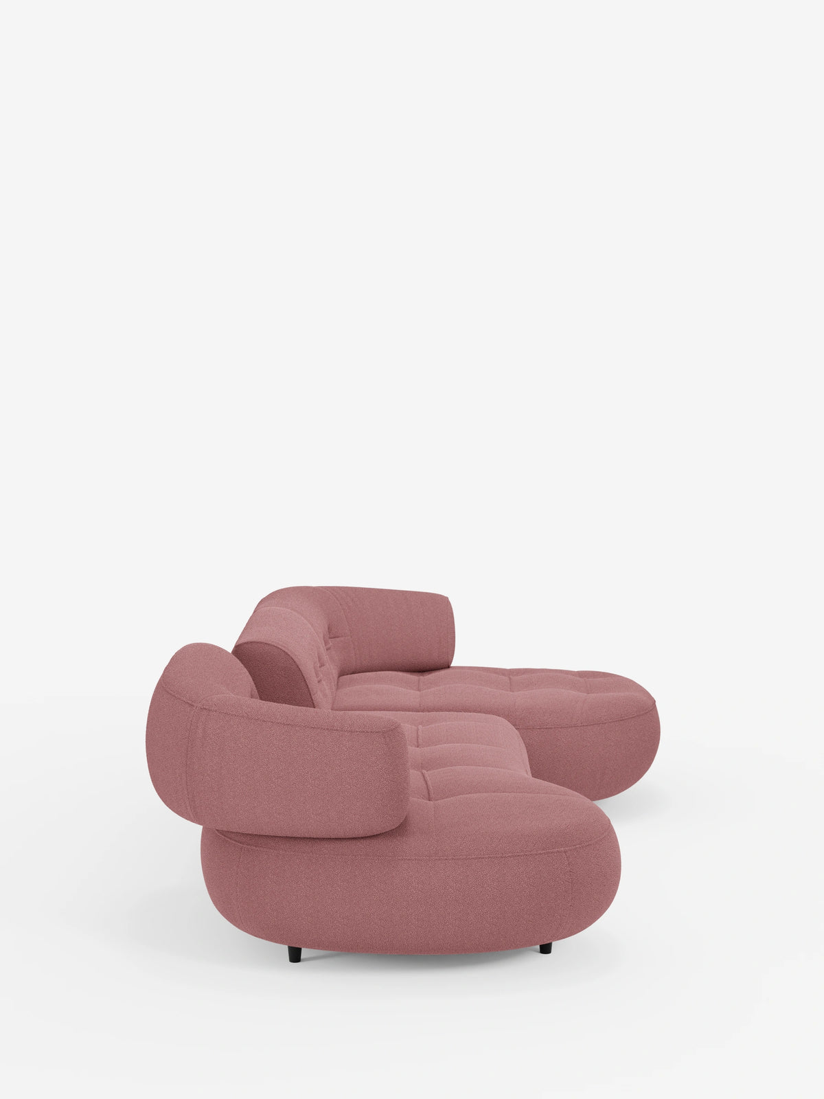 Croissant, divano angolare dal design a forma di fagiolo con schienali scorrevoli in morbido tessuto effetto cotone smacchiabile T33, in rosa polveroso, divano a forma di fagiolo con bordi arrotondati, seduta trapuntata, schienali arrotondati e piccoli piedini neri su sfondo bianco.
