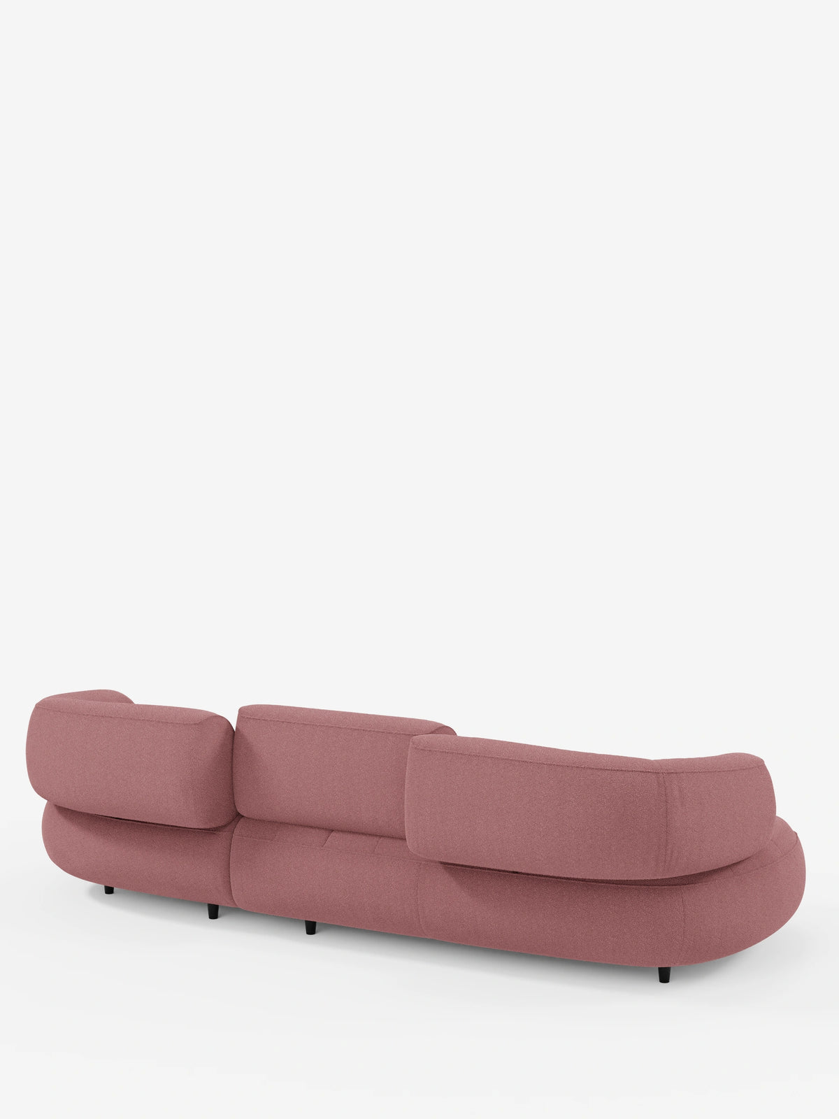 Vista posteriore di un divano angolare “Croissant” color rosa polveroso, dal design a fagiolo e con schienali traslanti in morbido tessuto effetto cotone smacchiabile T33, caratterizzato da tre segmenti di schienale su gambe cilindriche scure.