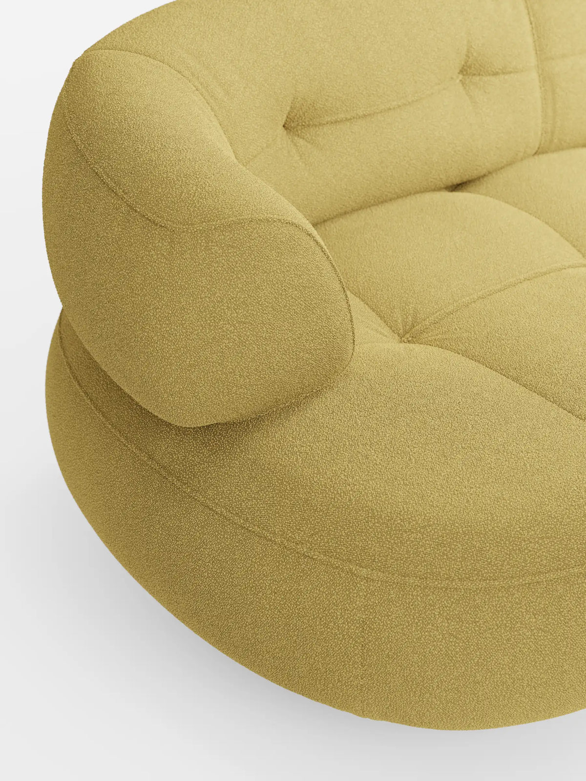 Un primo piano del divano angolare Croissant dal design a fagiolo e schienali traslanti, rivestito in morbido tessuto effetto cotone smacchiabile T33, una chaise longue dalla forma ricurva a fagiolo in tessuto verde oliva con dettagli trapuntati su sfondo bianco.