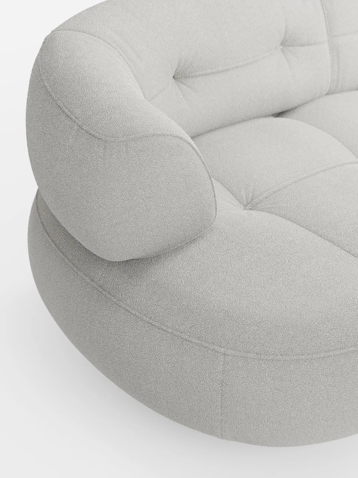 Il divano angolare Croissant, di colore grigio chiaro, dal design a forma di fagiolo e con schienali scorrevoli, è rivestito in morbido tessuto effetto cotone smacchiabile T33, caratterizzato da una struttura arrotondata e imbottita con motivo maculato e dettagli trapuntati.