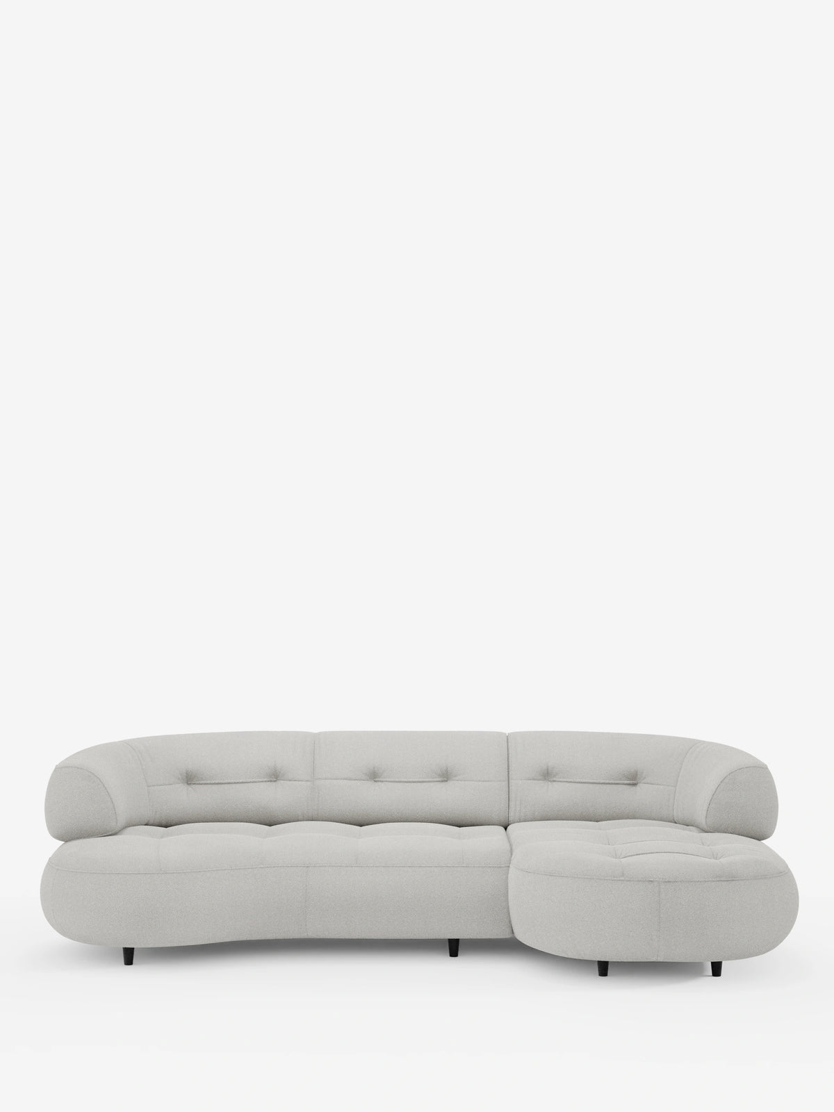 Un divano angolare Croissant di colore grigio chiaro, dal design a forma di fagiolo, con schienali scorrevoli in morbido tessuto effetto cotone smacchiabile T33, dai bordi arrotondati, cuscini trapuntati, schienale curvo e gambe basse nere su sfondo bianco.