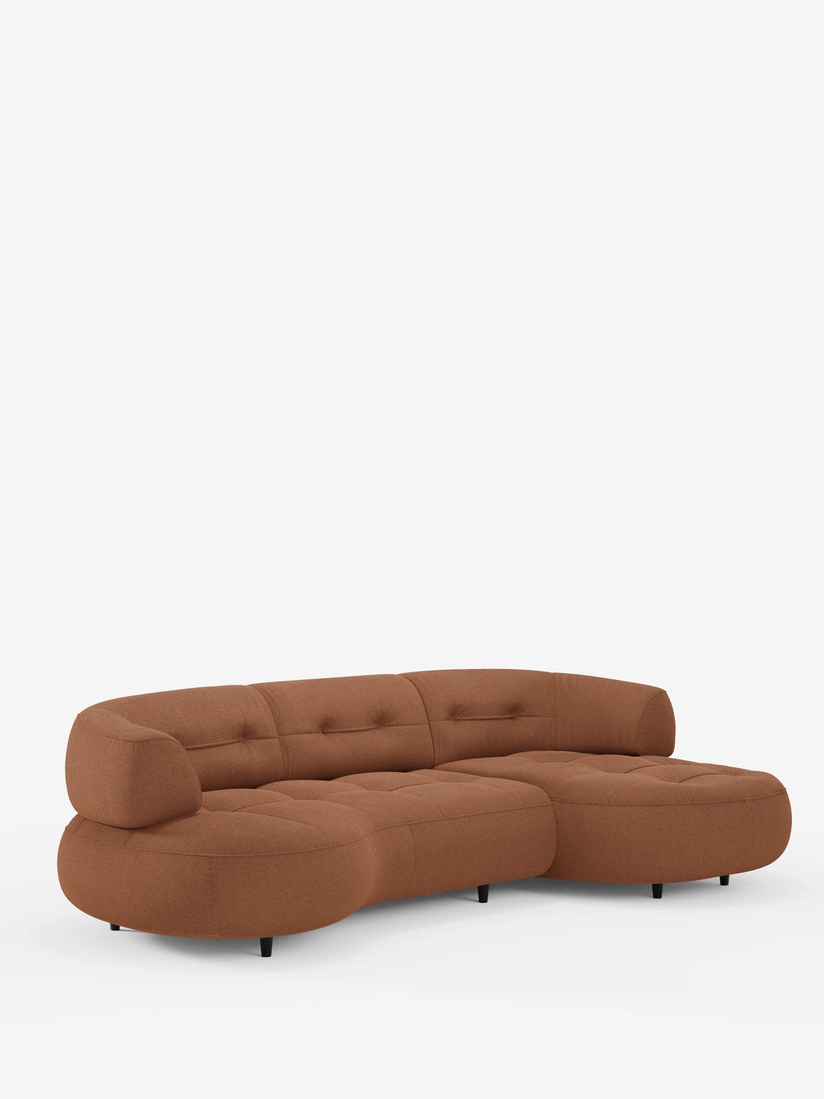 Il divano angolare Croissant, dal design a forma di fagiolo e con schienali scorrevoli in morbido tessuto effetto cotone smacchiabile T33, è un divano color terracotta dalla forma a fagiolo, con seduta trapuntata, bordi arrotondati e gambe cilindriche basse e scure.