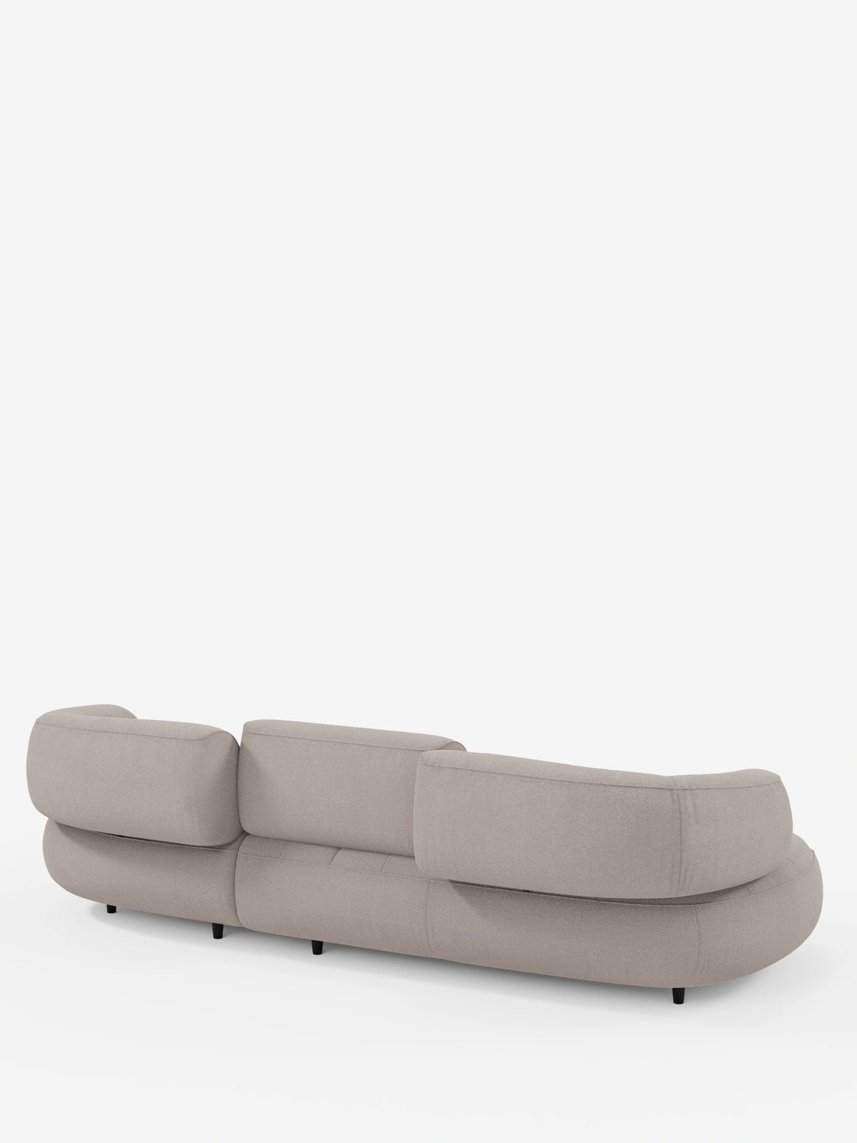 Vista posteriore del divano angolare Croissant dal design a fagiolo e schienali traslanti in morbido tessuto effetto cotone smacchiabile T33, un divano componibile dalla forma curva a fagiolo, color beige chiaro, con tre segmenti di schienale e gambe nere.