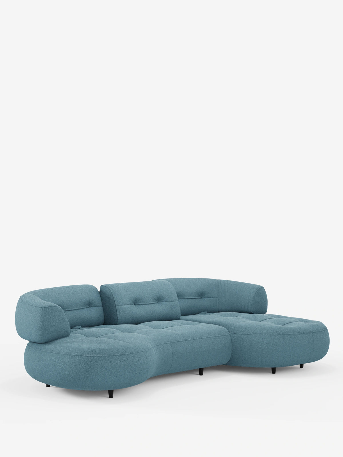 Il divano angolare Croissant, dal design a forma di fagiolo e con schienali scorrevoli, è realizzato in morbido tessuto effetto cotone smacchiabile T33; si tratta di un divano componibile a forma di fagiolo in tessuto azzurro con imbottitura a bottoni profondi, cuscini arrotondati e gambe corte di colore scuro.
