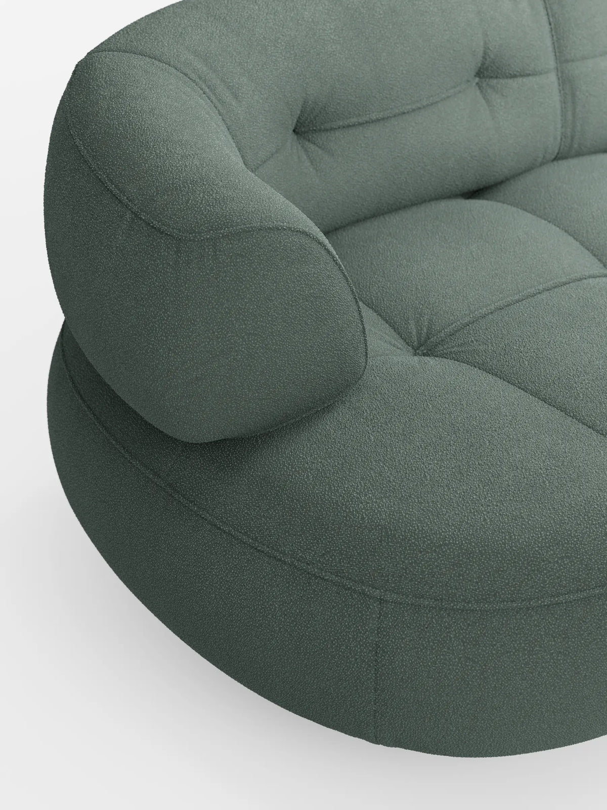 Un divano angolare Croissant dalle linee curve, color verde salvia, dal design a fagiolo e con schienali scorrevoli in morbido tessuto effetto cotone smacchiabile T33, con cuscini di seduta profondamente trapuntati e braccioli arrotondati e integrati, su sfondo bianco.