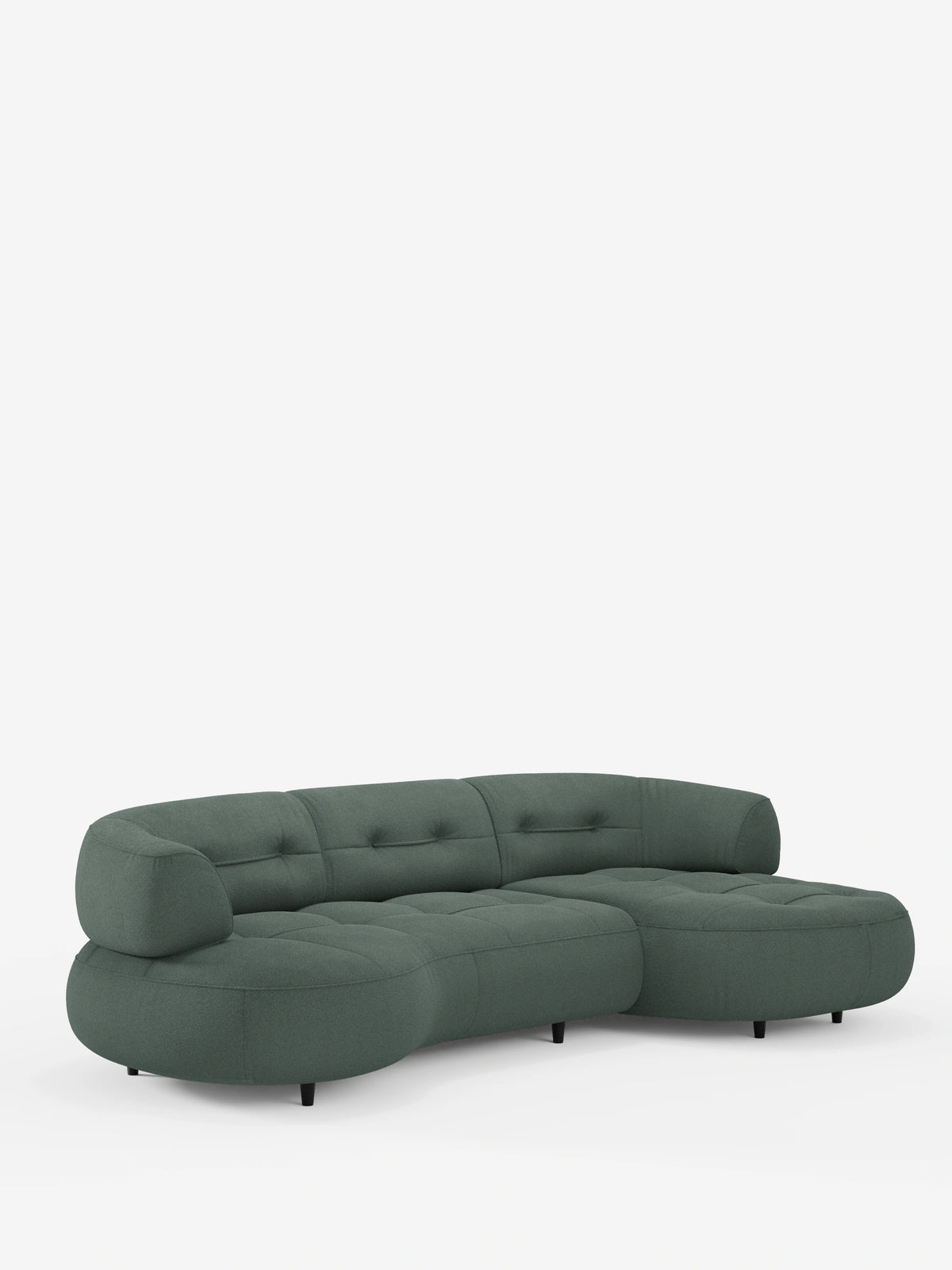 Un divano angolare Croissant color verde salvia dal design a fagiolo e schienali traslanti in morbido tessuto effetto cotone smacchiabile T33: un divano angolare dalla forma ricurva a fagiolo con cuscini trapuntati, braccioli bassi e arrotondati e gambe cilindriche scure.