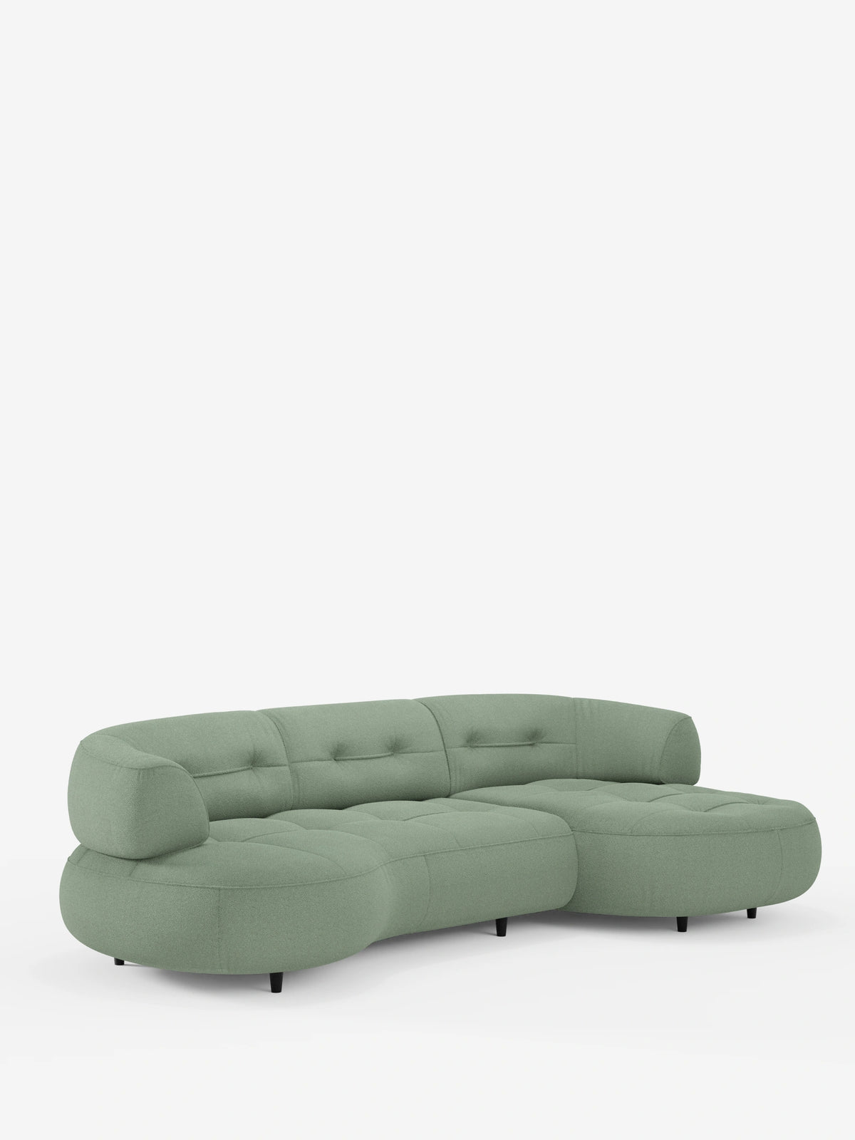 Il divano angolare Croissant, dal design a fagiolo e con schienali traslanti in morbido tessuto effetto cotone smacchiabile T33, è un divano componibile curvo di colore verde salvia, caratterizzato da un design trapuntato a forma di fagiolo, da un morbido tessuto e da gambe basse nere.