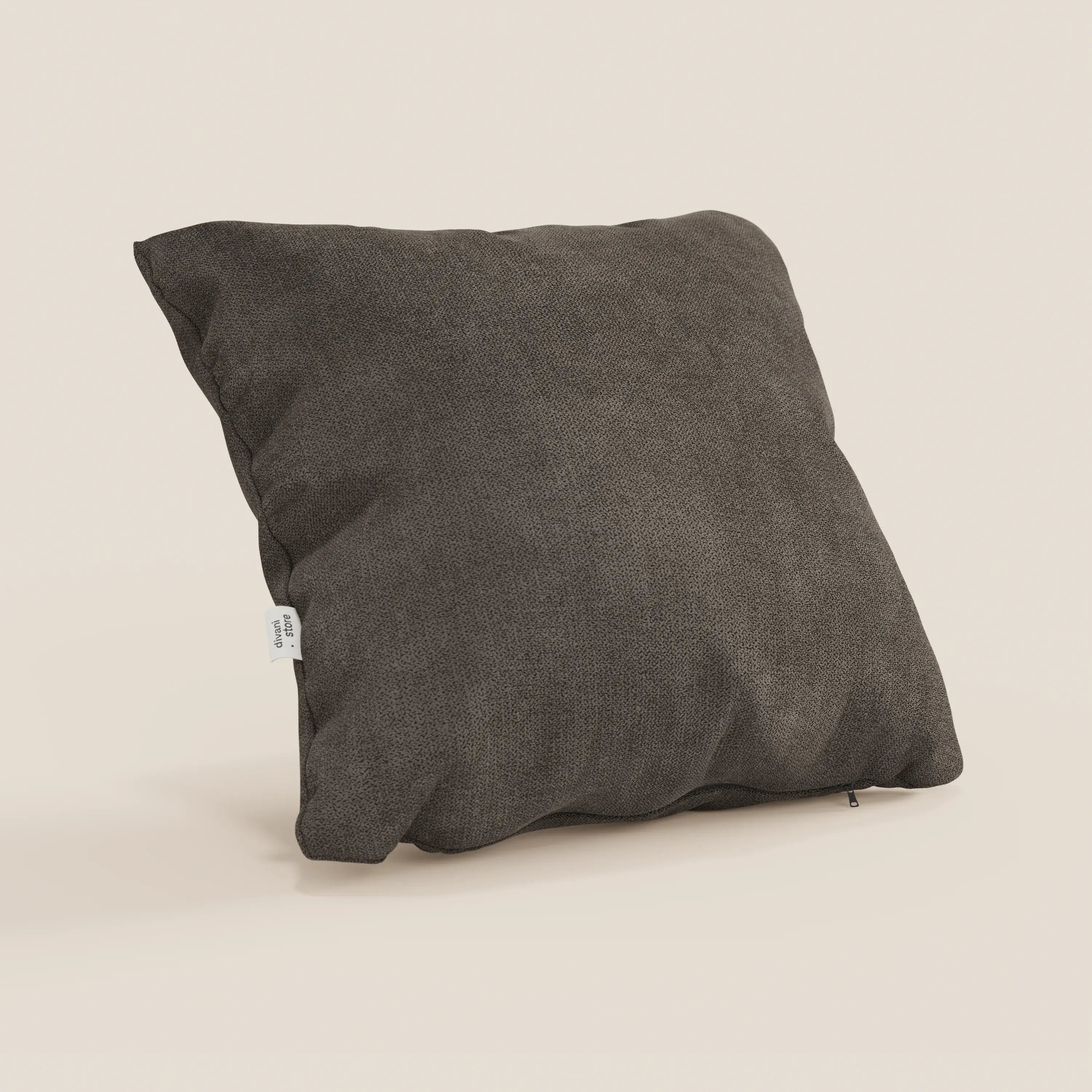 Il cuscino Destiny di Divani.Store, in morbido tessuto impermeabile T02 marrone scuro, si presenta in posizione verticale con una forma quadrata e una piccola etichetta bianca sulla sinistra, su uno sfondo beige chiaro. Il cuscino si presenta morbido, con leggere rughe e una sottile lucentezza.