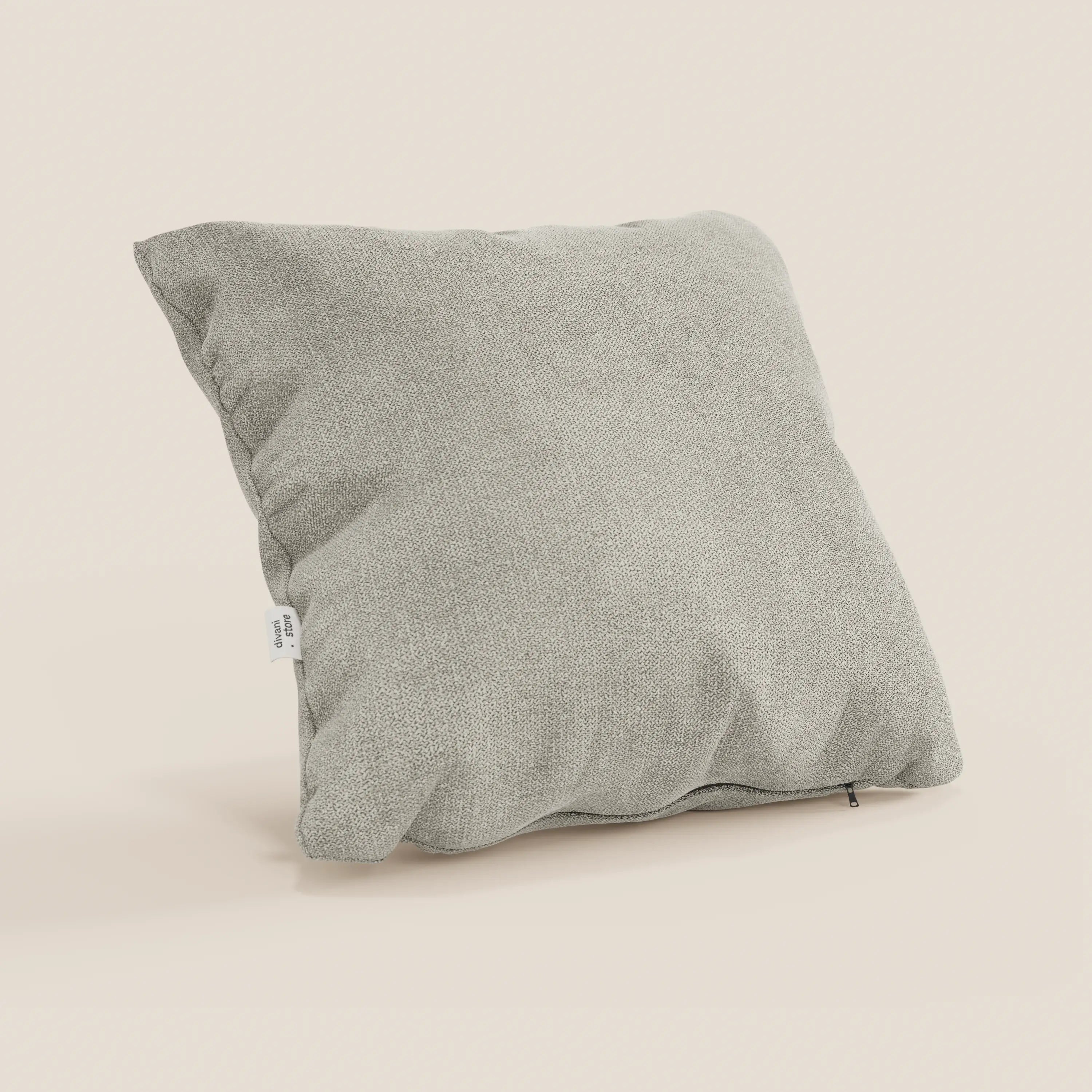 Il cuscino Destiny di Divani.Store è raffigurato in piedi su uno sfondo color crema. Realizzato in morbido e impermeabile tessuto T02 panna, presenta cuciture a vista, una piccola etichetta bianca e una fodera lavabile per una facile pulizia.