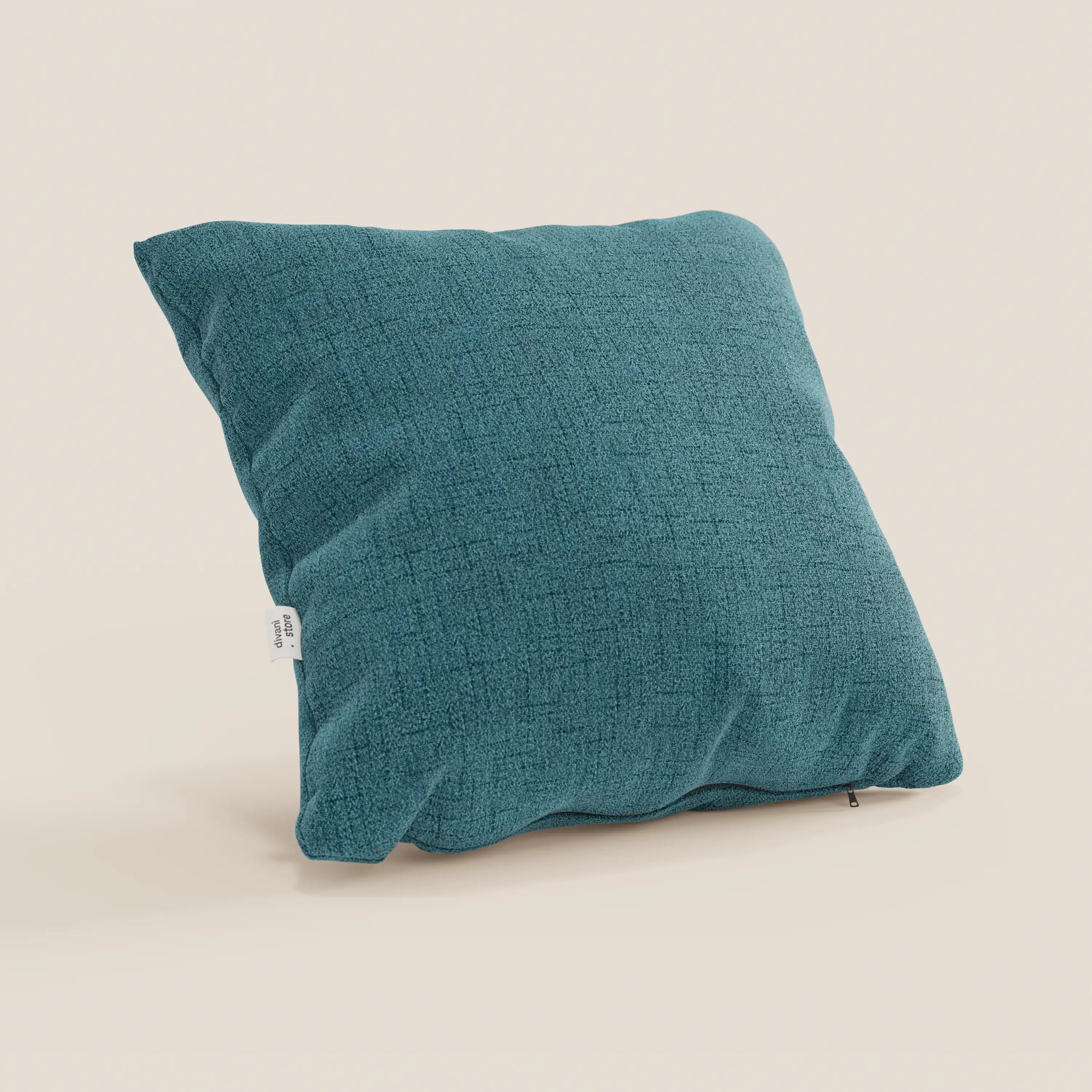 Il cuscino Felis di Divani.Store, in tessuto morbido impermeabile T03 azzurro, presenta una sottile trama e una piccola etichetta bianca sulla cucitura sinistra. Il cuscino, morbido e abbondante, poggia su uno sfondo chiaro con pieghe delicate.